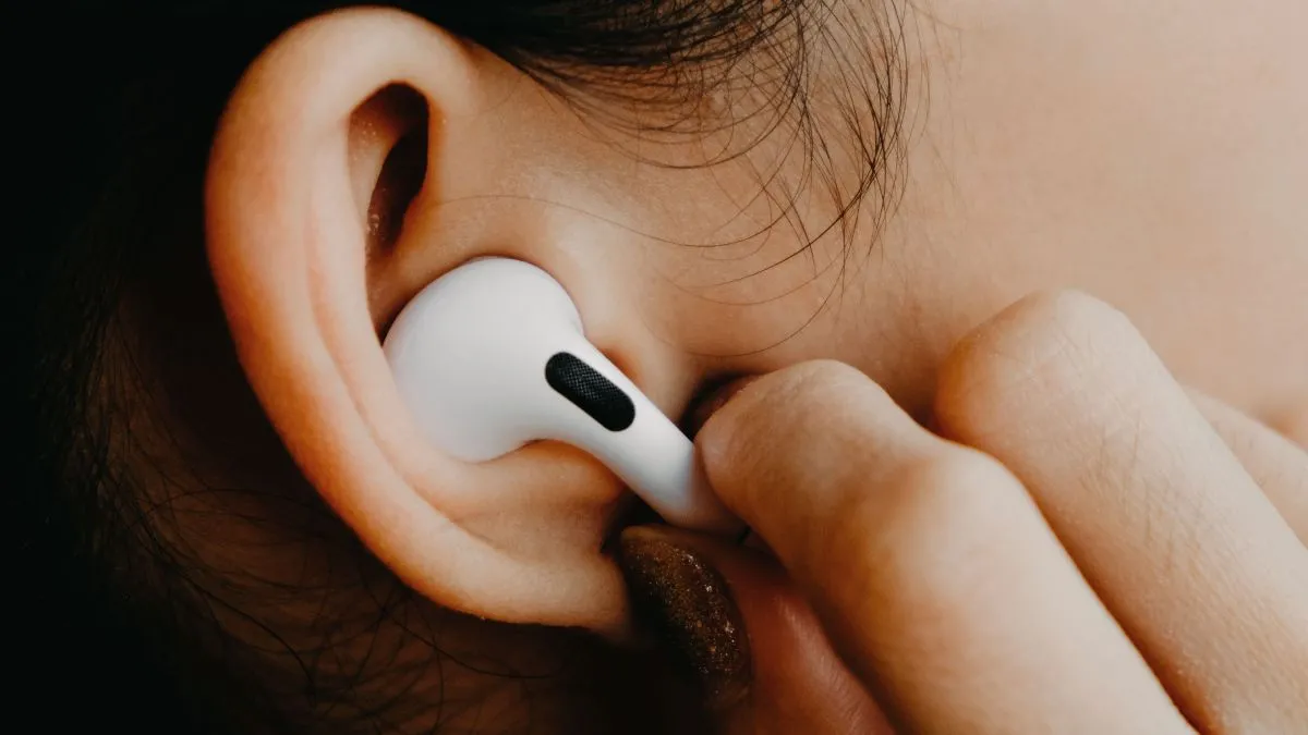 AirPods Pro đang được đeo trên tai, tượng trưng cho trải nghiệm hạn chế khi dùng với Android.