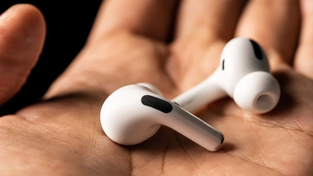 AirPods Pro đang được đeo trong tai người, minh họa vấn đề tai nghe dễ rơi