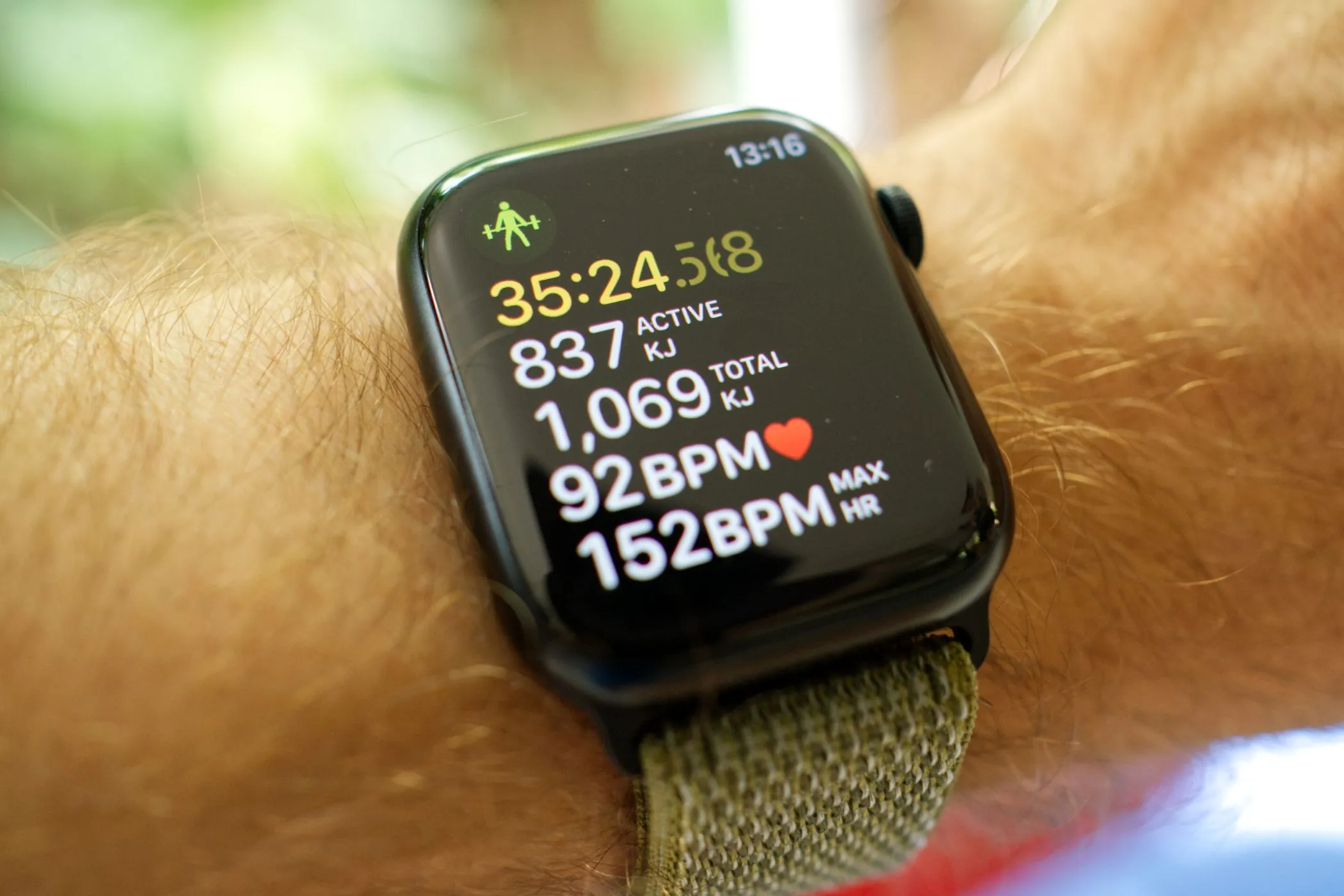 Apple Watch Series 8 đang theo dõi một buổi tập luyện sức mạnh truyền thống, hiển thị dữ liệu hoạt động.