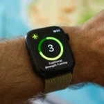 Apple Watch Series 8 với giao diện bắt đầu bài tập rèn luyện sức mạnh, minh họa tính năng theo dõi chỉ số.