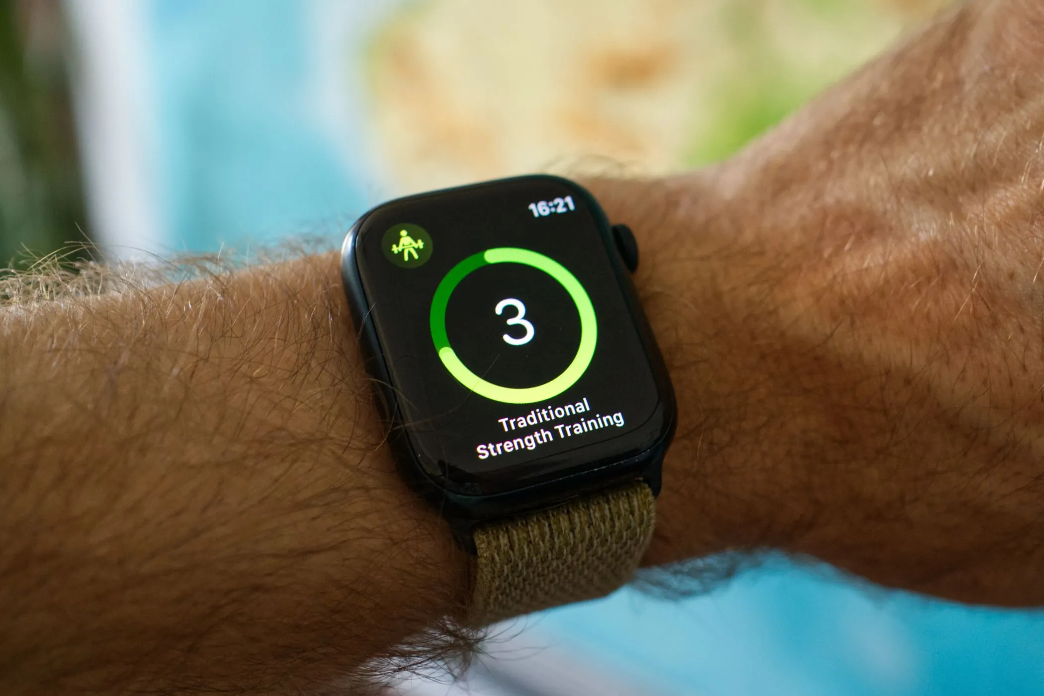 Apple Watch Series 8 với giao diện bắt đầu bài tập rèn luyện sức mạnh, minh họa tính năng theo dõi chỉ số.