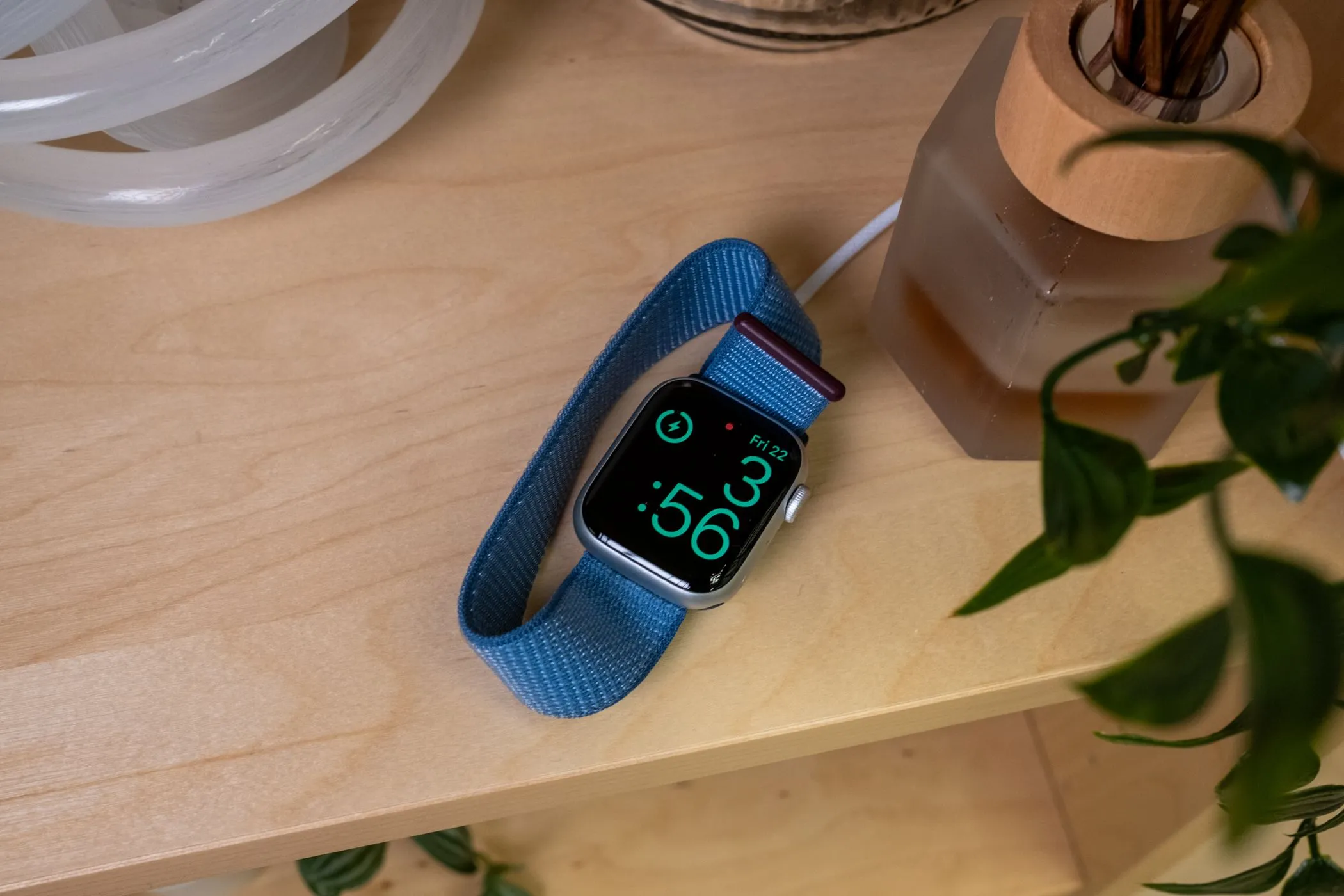 Apple Watch Series 9 đang sạc trên bàn, biểu tượng cho sự tiện lợi và hữu ích của hệ sinh thái Apple trong cuộc sống hàng ngày.