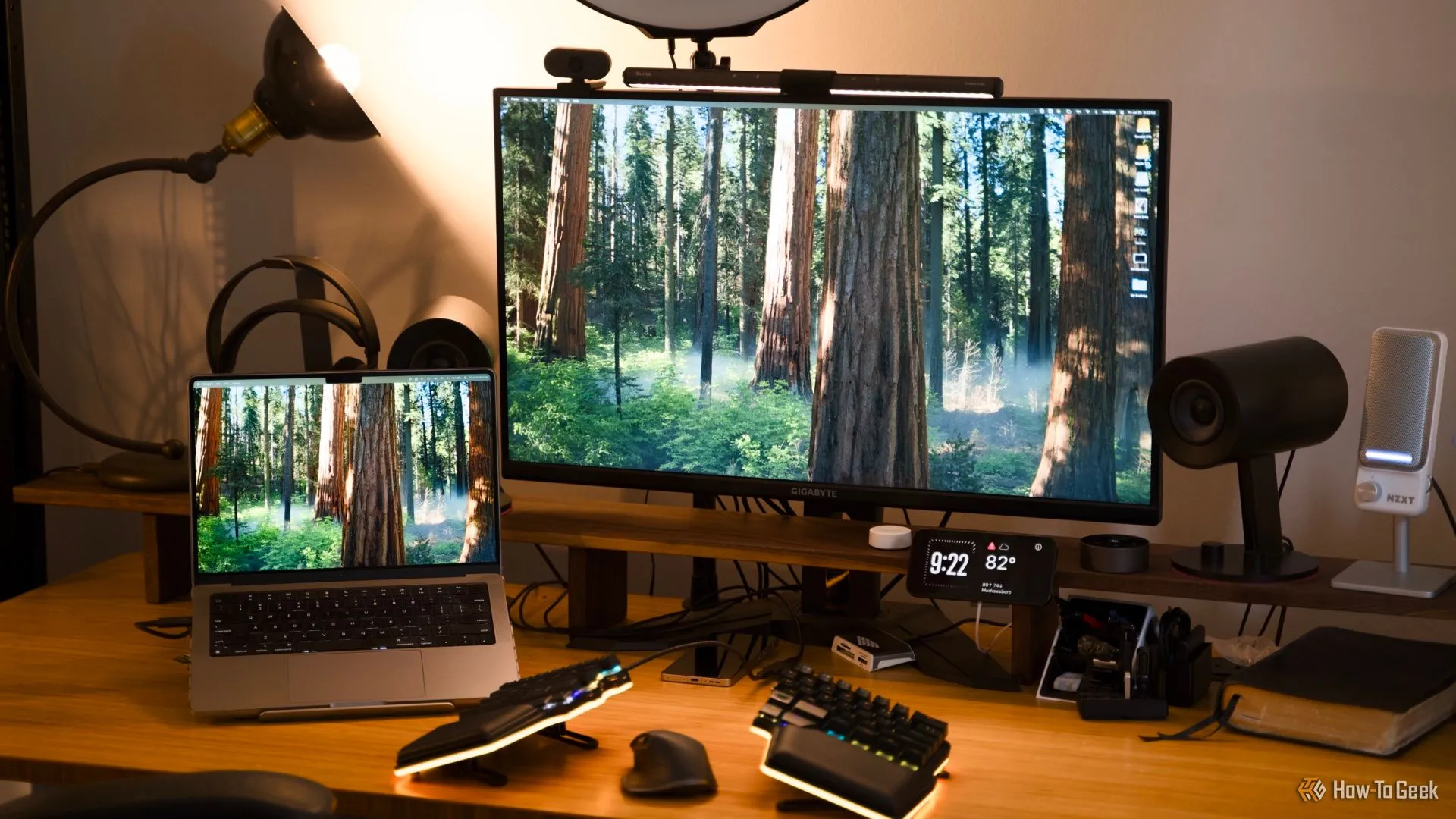 Bàn làm việc với MacBook Pro và màn hình 4K 32 inch