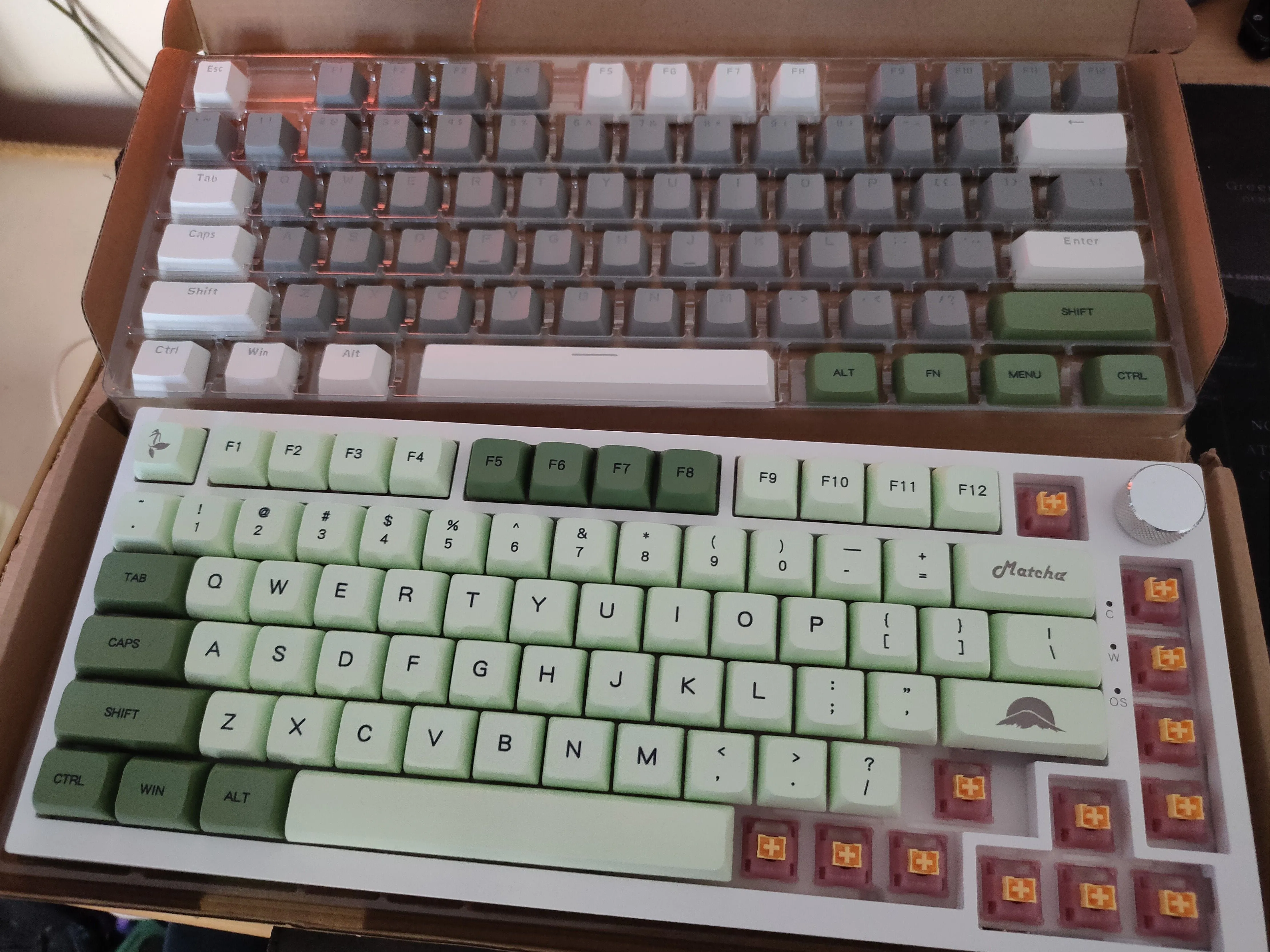 Bàn phím Ajazz AK820 đang được lắp keycap xanh lá tùy chỉnh