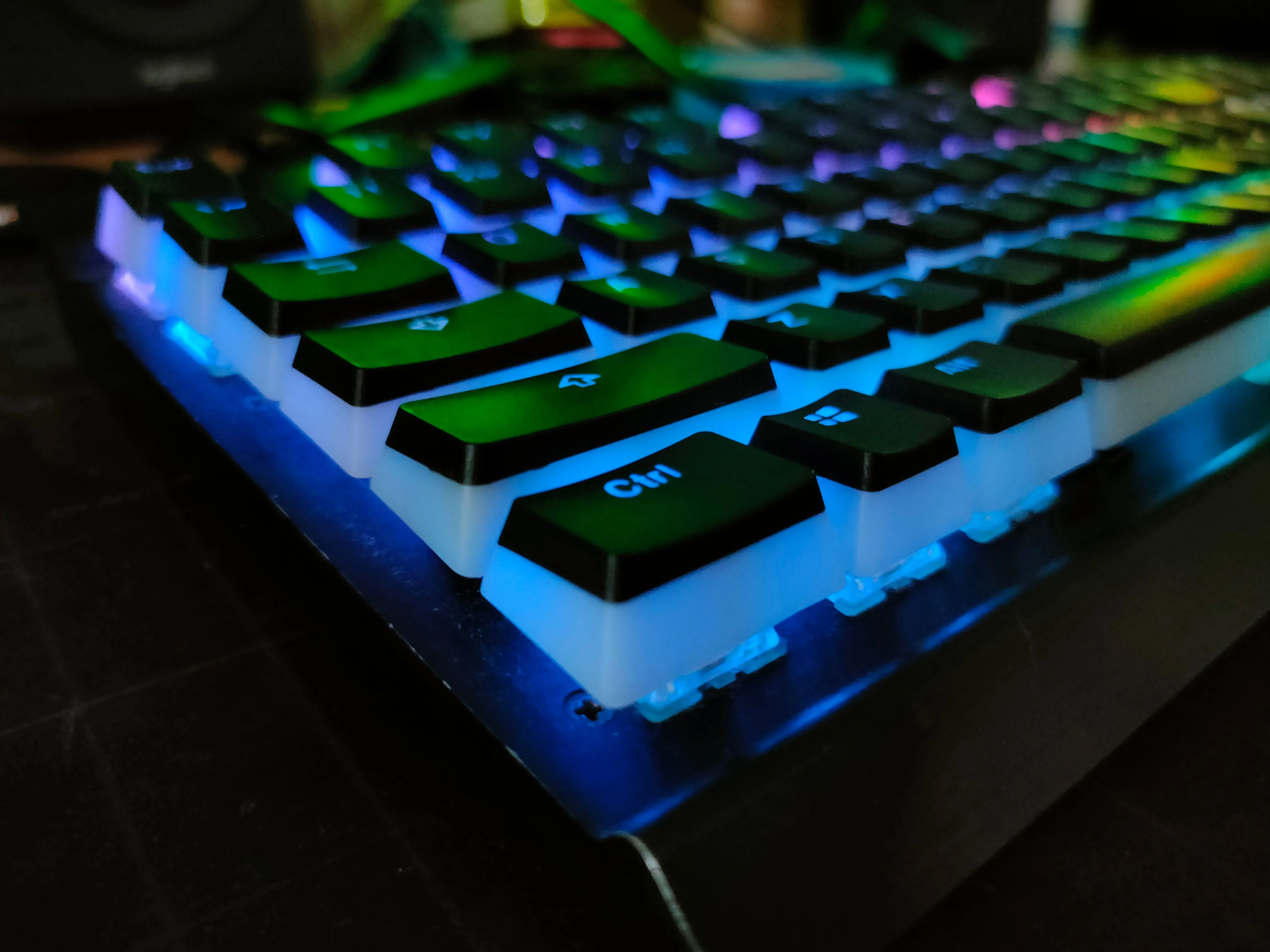Bàn phím cơ Corsair K70 có đèn RGB và keycap pudding trong bóng tối.