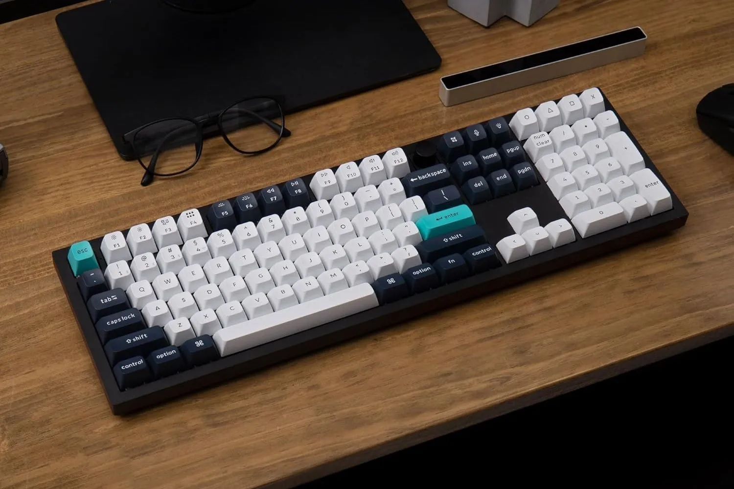 Bàn phím cơ Keychron Q6 Max trên bàn làm việc, cạnh mắt kính, màn hình và máy tính bảng.