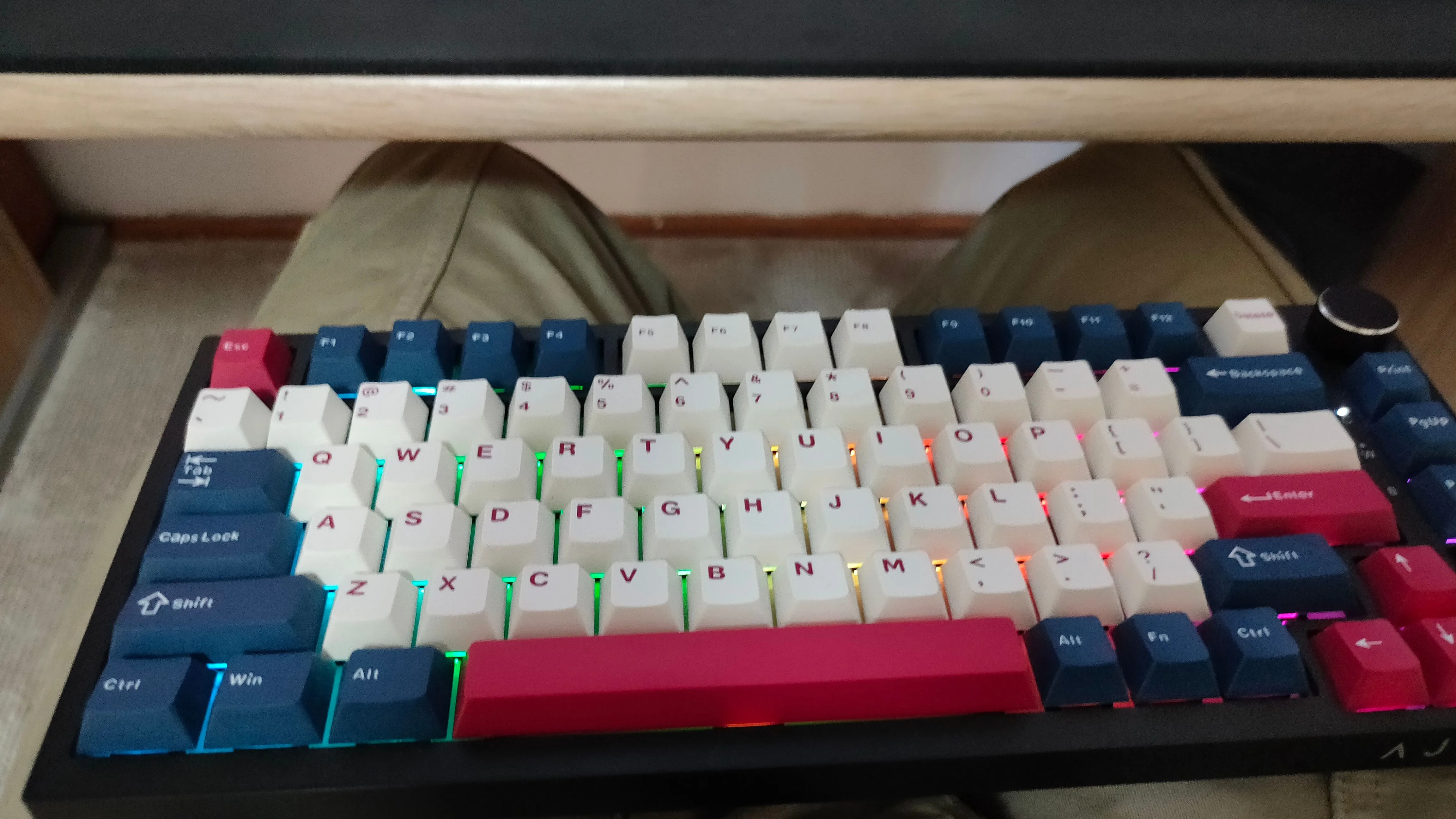 Bàn phím cơ không dây Ajazz AK820 Pro đặt trên đùi, minh họa giải pháp ergonomic tiện lợi.