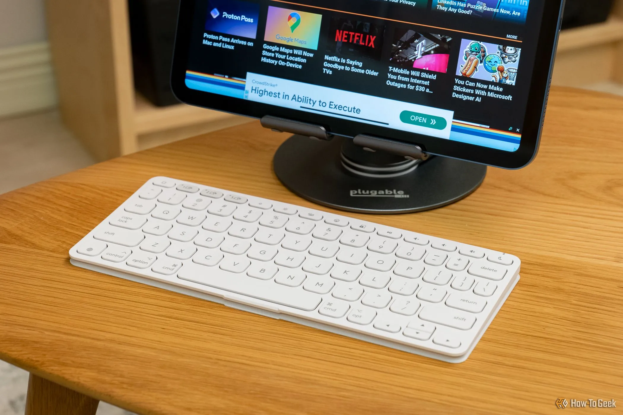 Bàn phím Logitech Keys-To-Go 2 bên cạnh iPad, minh họa thiết kế siêu di động