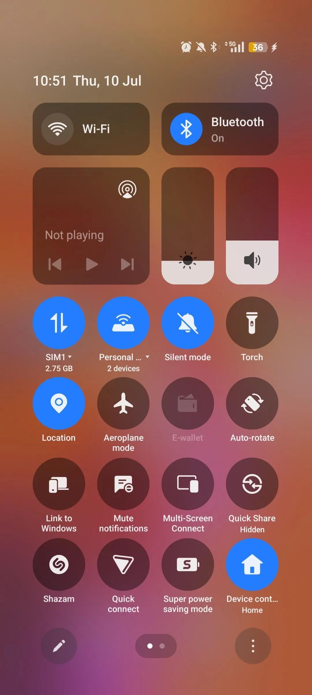 Bảng cài đặt nhanh trên điện thoại Android hiển thị các tùy chọn điều khiển thiết bị nhà thông minh được kết nối.