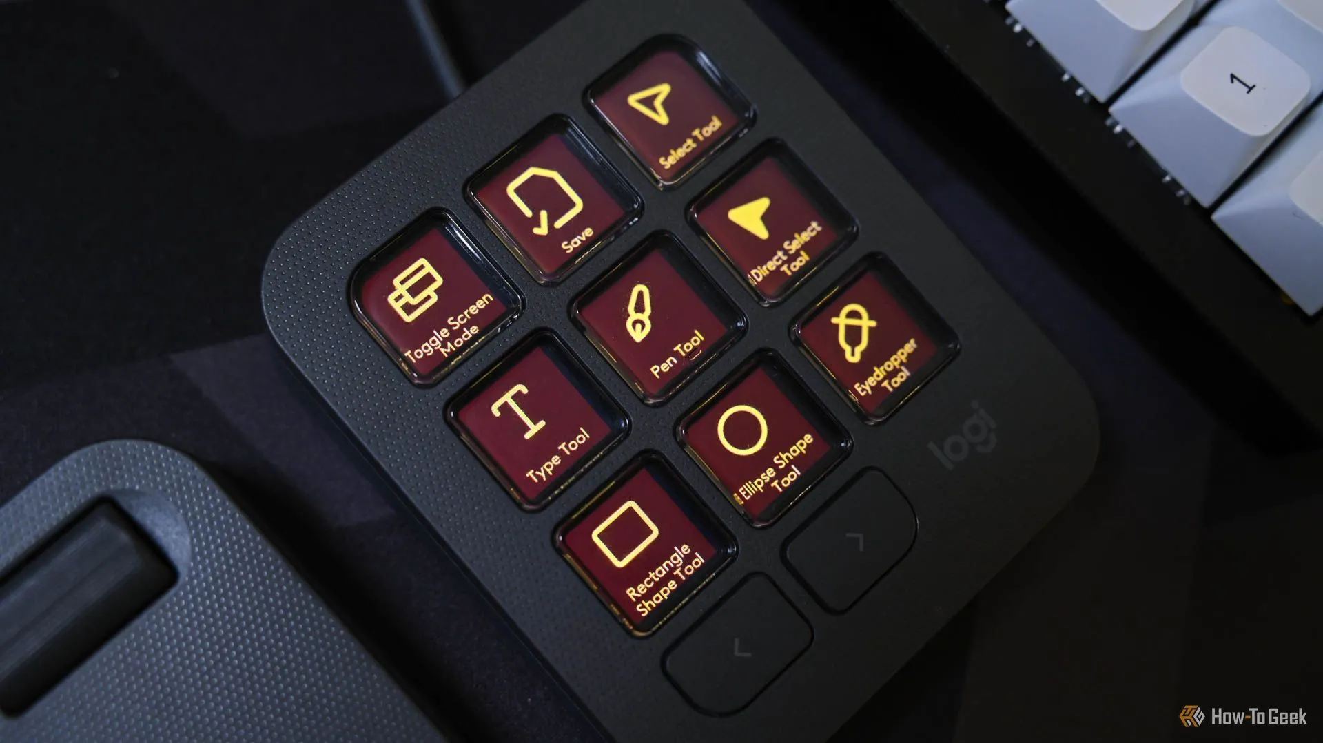 Bảng điều khiển Adobe Illustrator hiển thị trên màn hình LCD của Logitech MX Creative Keypad