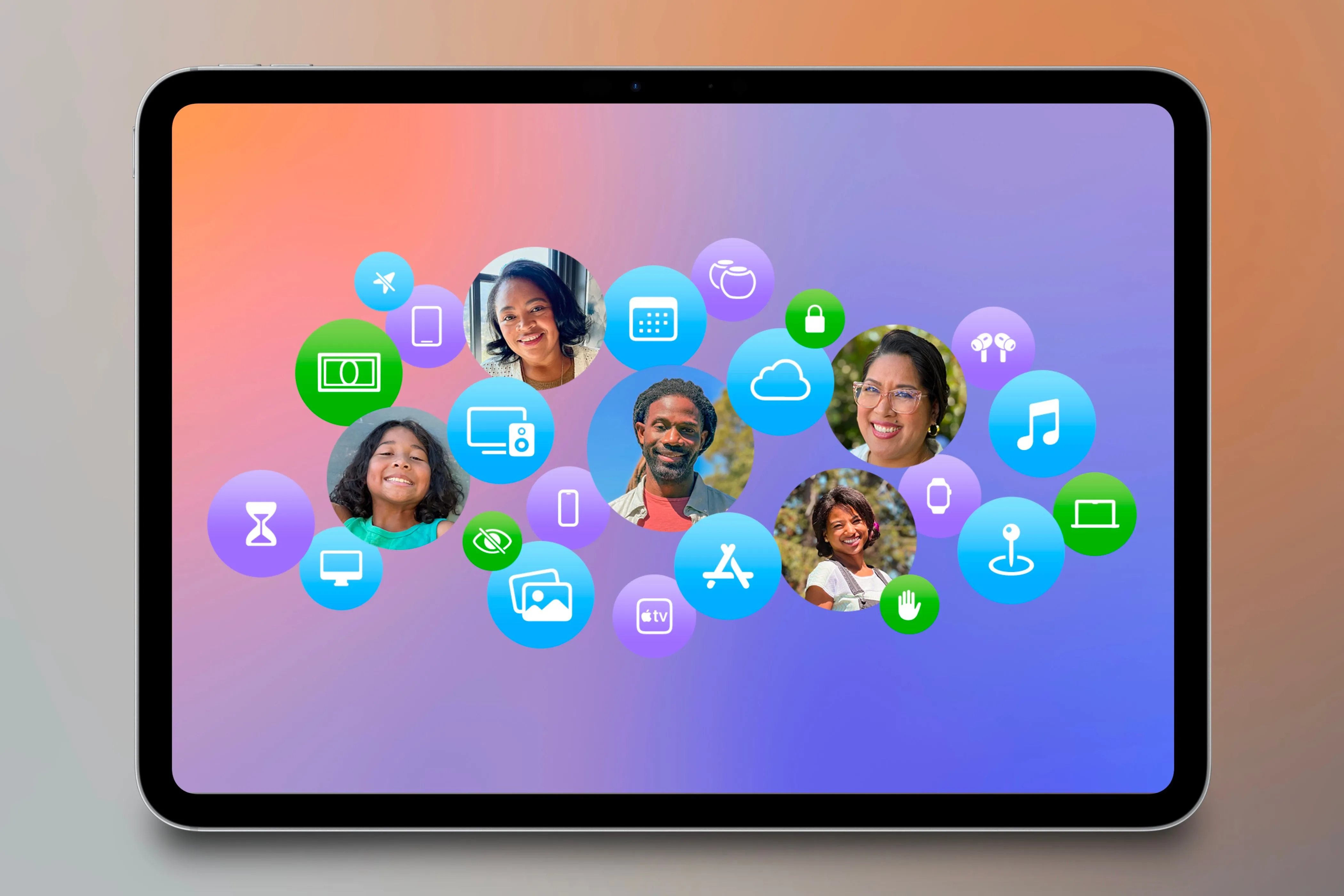 Biểu tượng Family Sharing hiển thị trên màn hình iPad với nền màu sắc tươi sáng, minh họa tính năng quản lý gia đình của Apple.