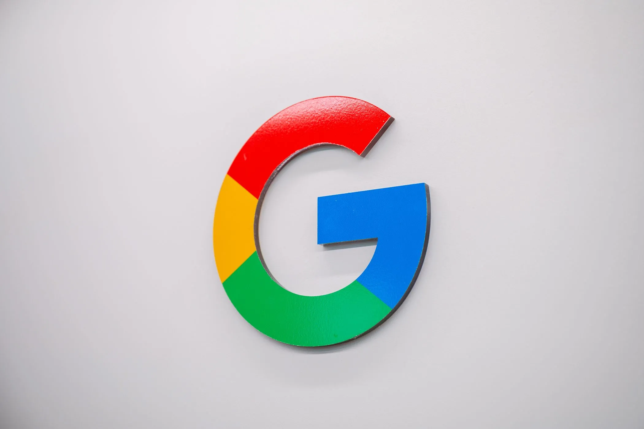 Biểu tượng Google, đại diện cho những cải tiến bảo mật của hãng, đặc biệt là trong việc phát hiện tin nhắn lừa đảo trên Google Messages.