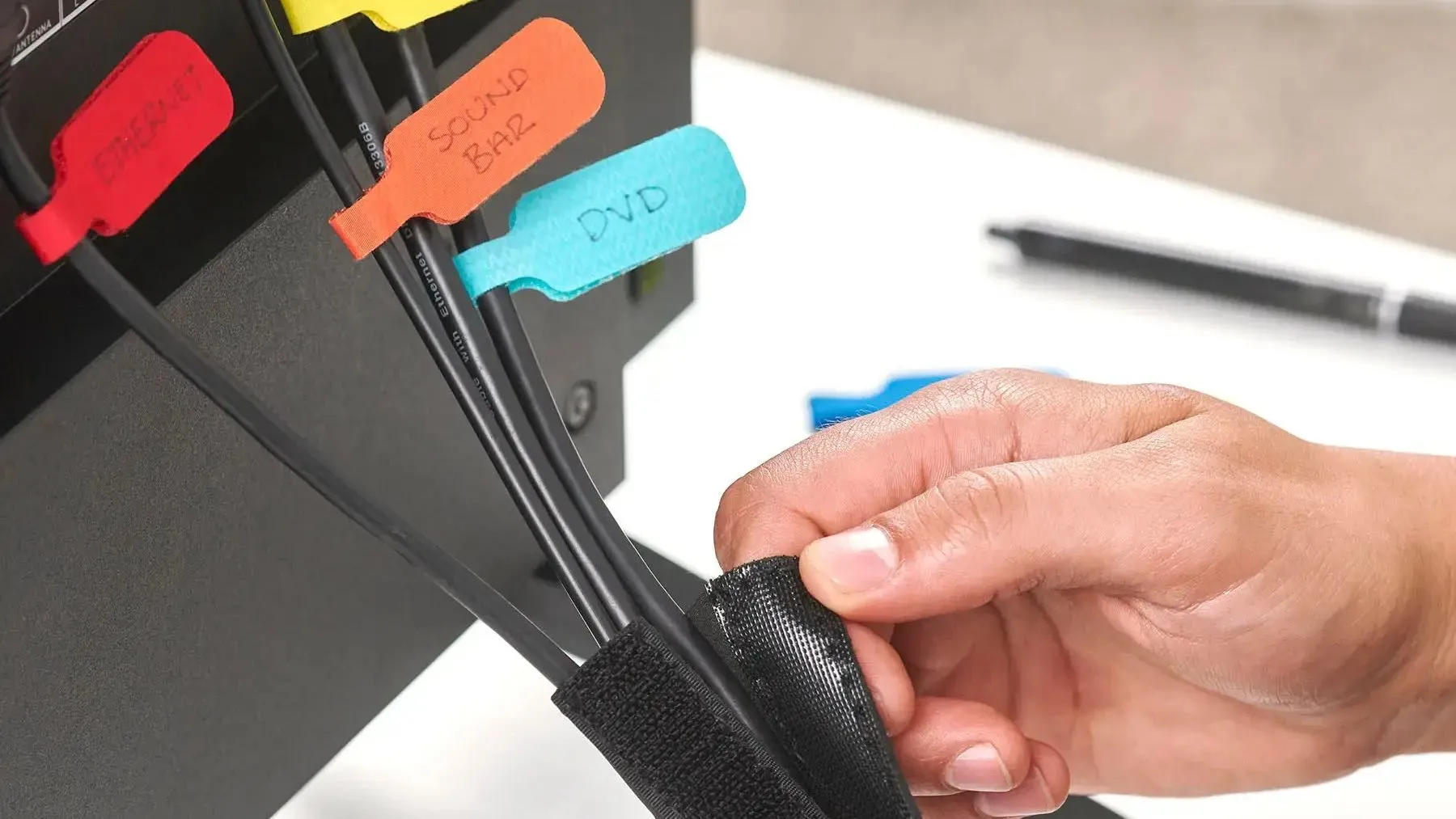 Bộ cáp điện tử được dán nhãn và buộc gọn gàng bằng dây velcro, gợi ý phương pháp tổ chức và phân loại cáp sạc khác
