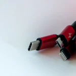 Bó cáp sạc USB-C và Lightning lẫn lộn, minh họa sự đa dạng và lộn xộn của dây sạc thiết bị điện tử