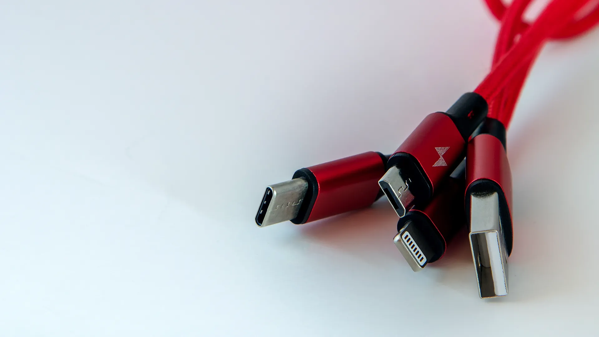Bó cáp sạc USB-C và Lightning lẫn lộn, minh họa sự đa dạng và lộn xộn của dây sạc thiết bị điện tử