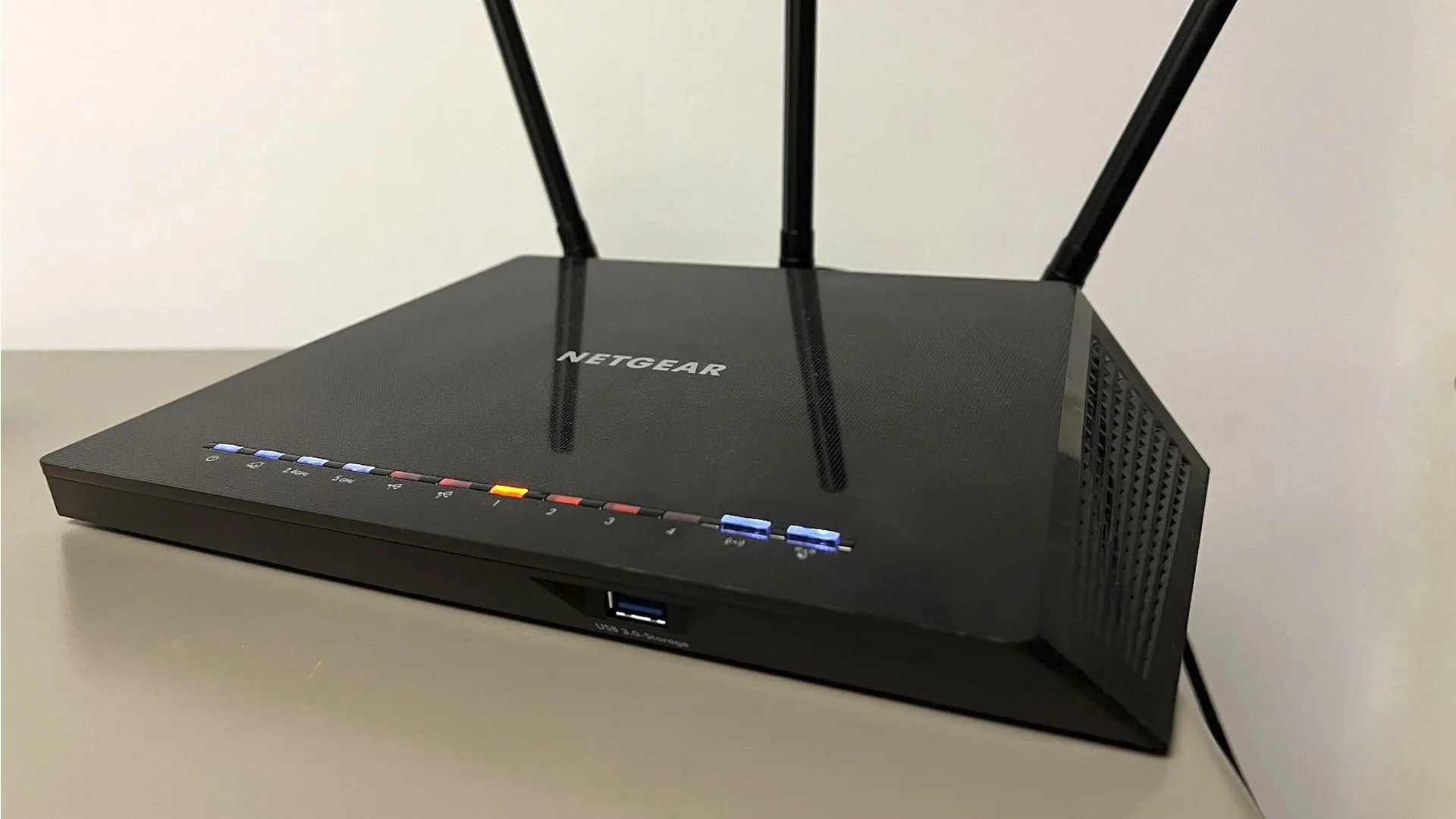 Bộ định tuyến Wi-Fi đặt trên bàn, tượng trưng cho kết nối internet ổn định cần thiết cho các buổi họp trực tuyến.