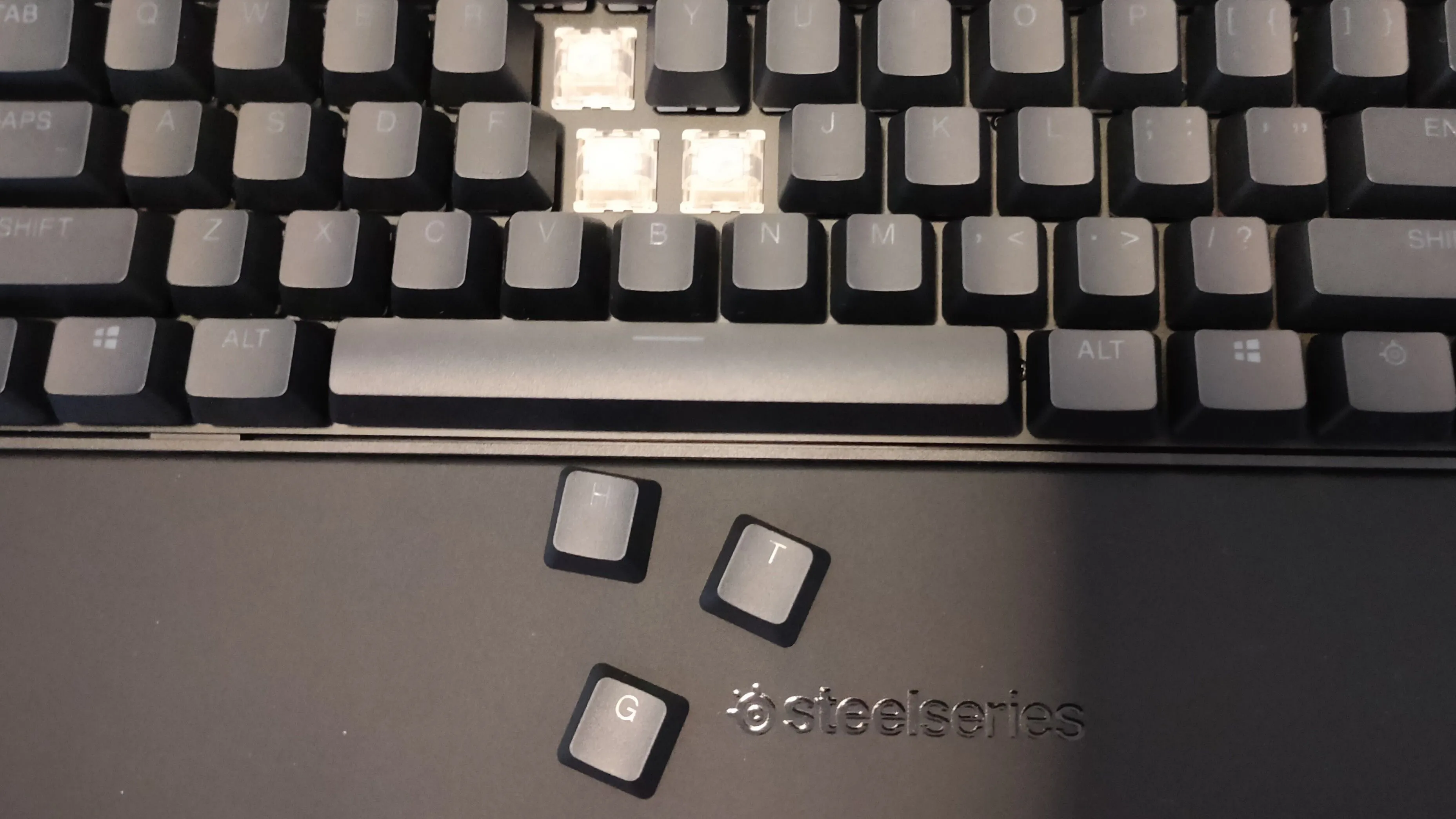 Bộ keycap HTG được tháo ra từ bàn phím SteelSeries Apex Pro Gen 3 Wireless