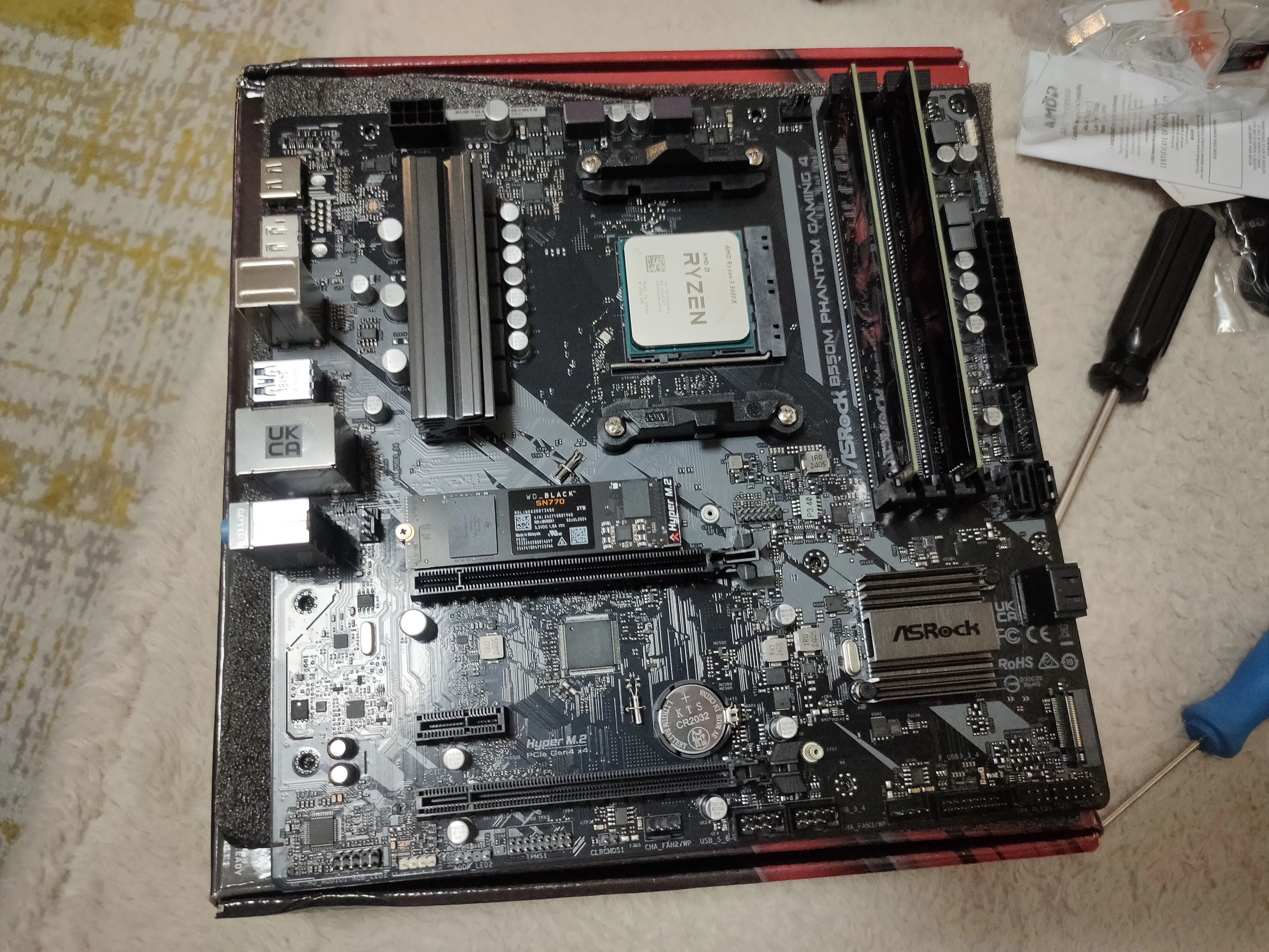 Bo mạch chủ trên hộp cùng CPU và RAM đã được lắp đặt