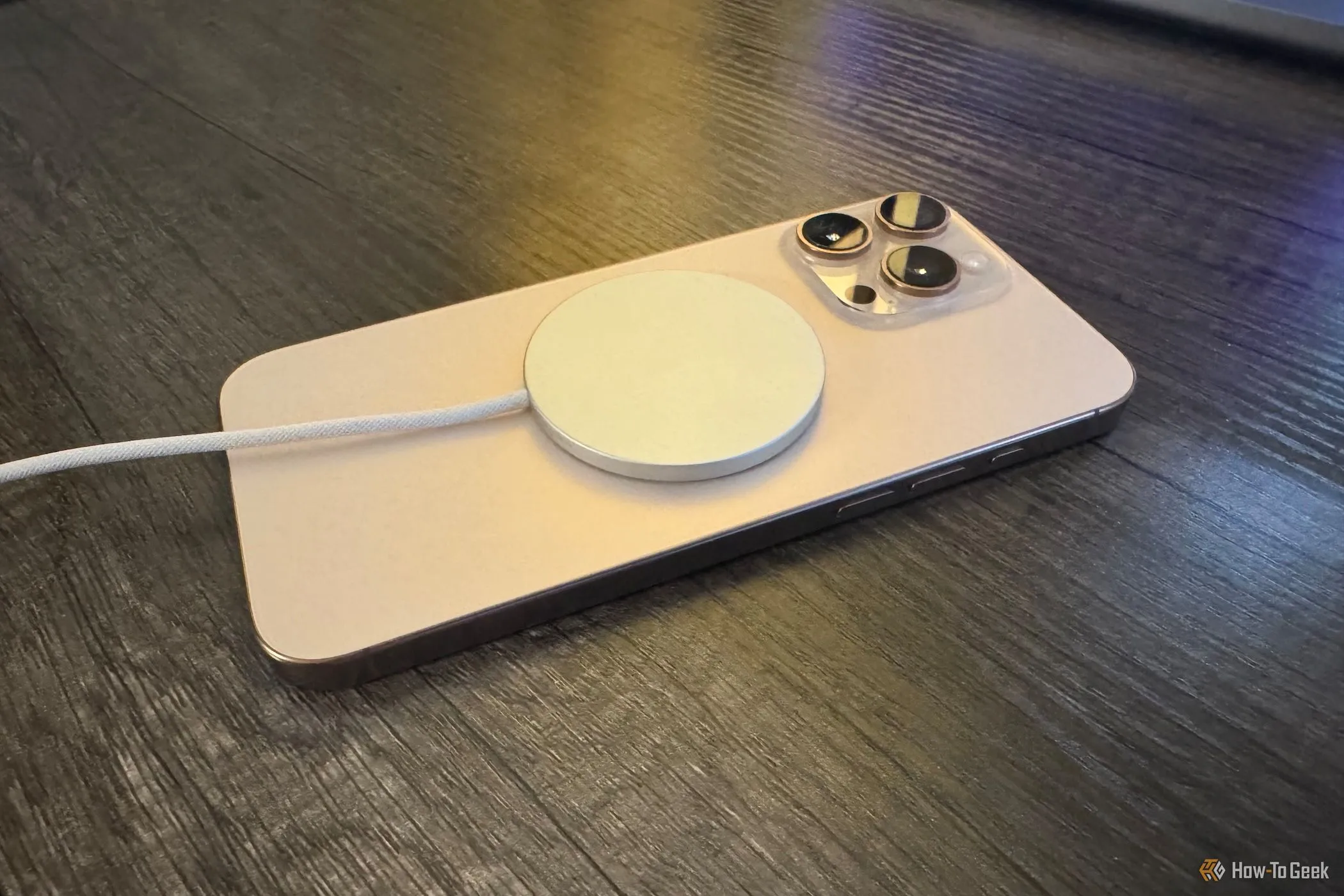 Bộ sạc Apple MagSafe gắn vào iPhone 16 Pro Max ở một góc