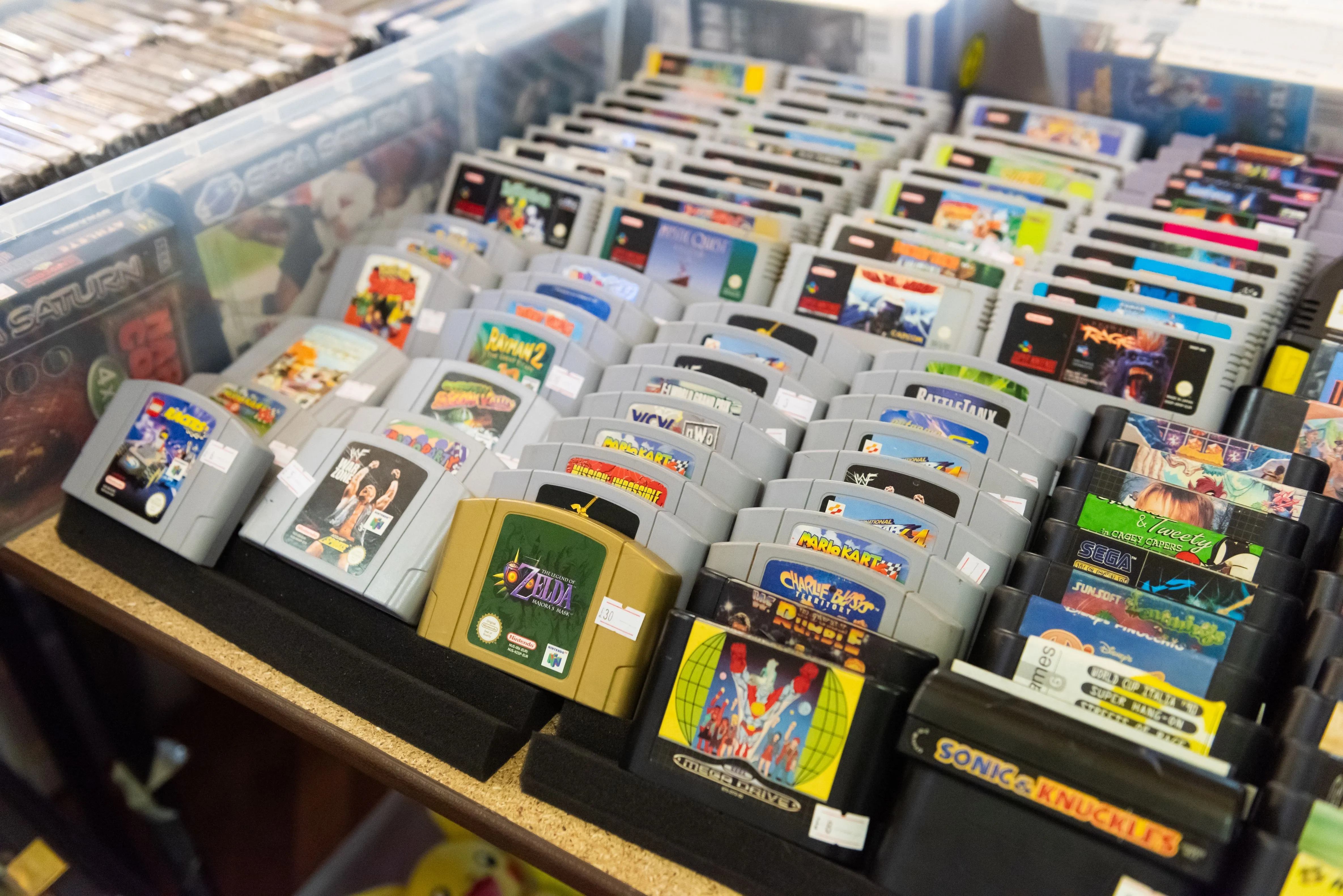 Bộ sưu tập băng game Nintendo 64 và các hệ máy console cổ điển trên bàn