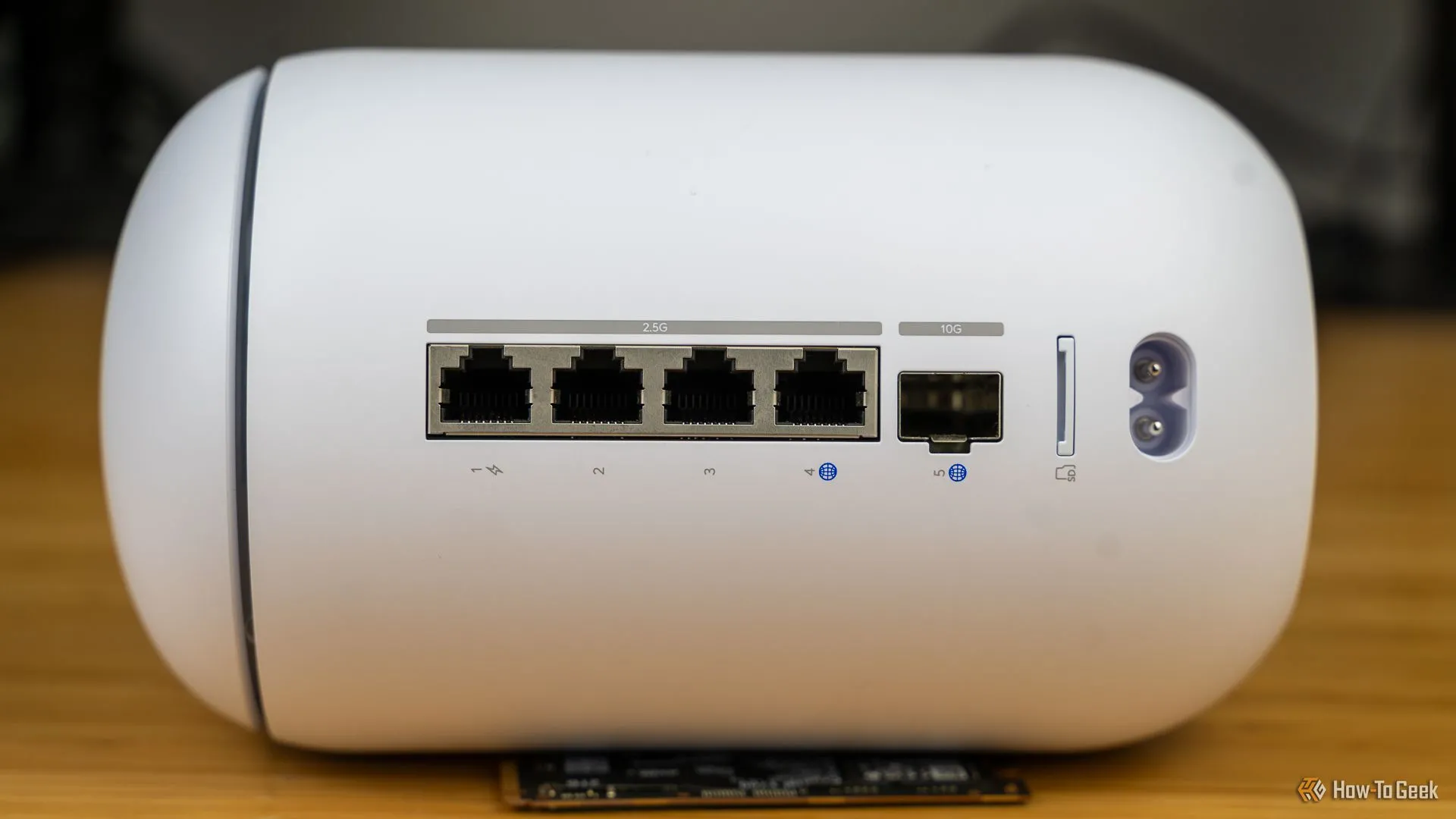 Các cổng Ethernet 2.5Gb và SFP+ 10Gb phía sau Unifi Dream Router 7, hỗ trợ kết nối đa gigabit