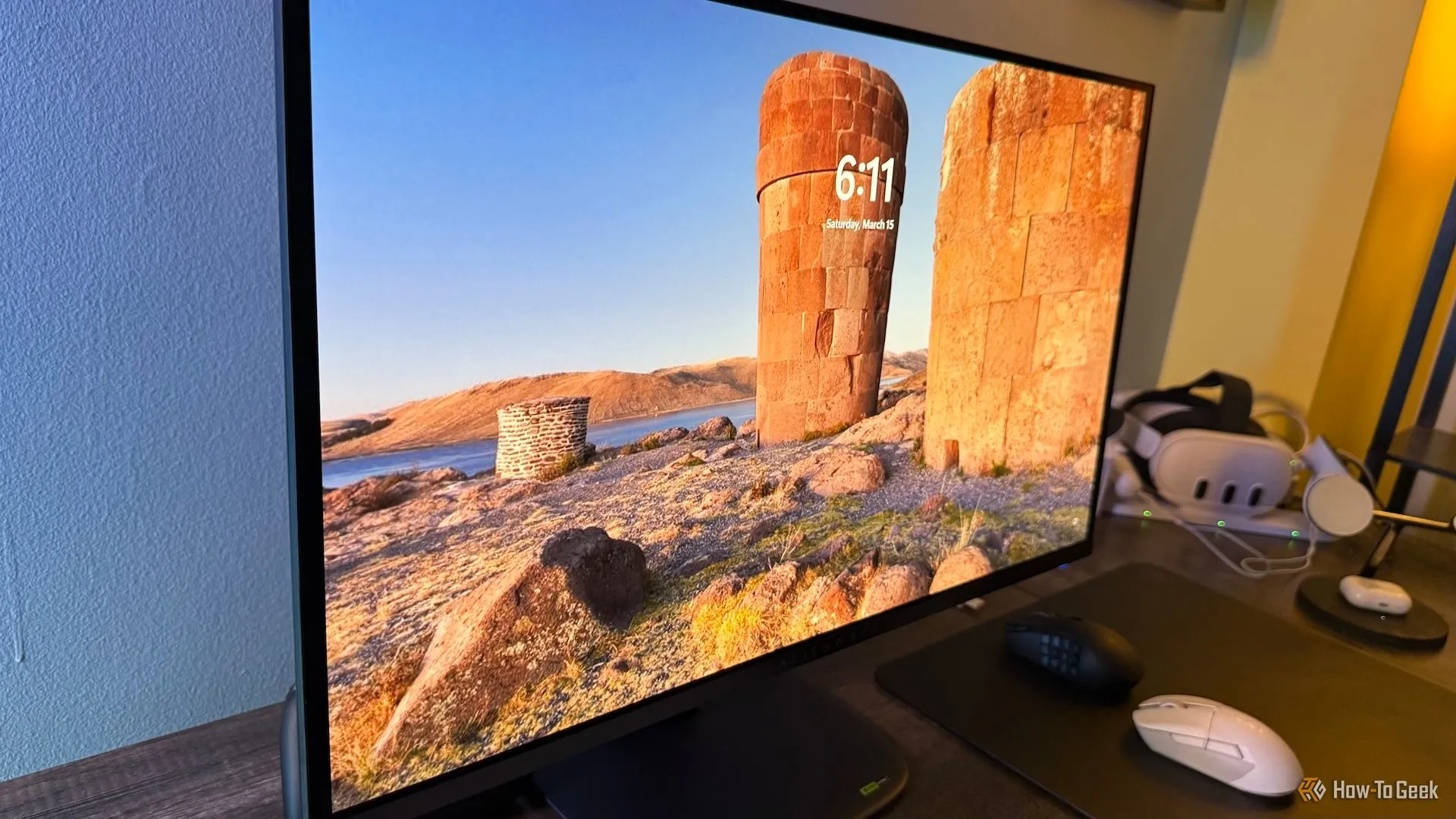 Các cổng kết nối của màn hình Alienware 27 4K QD-OLED (AW2725Q).