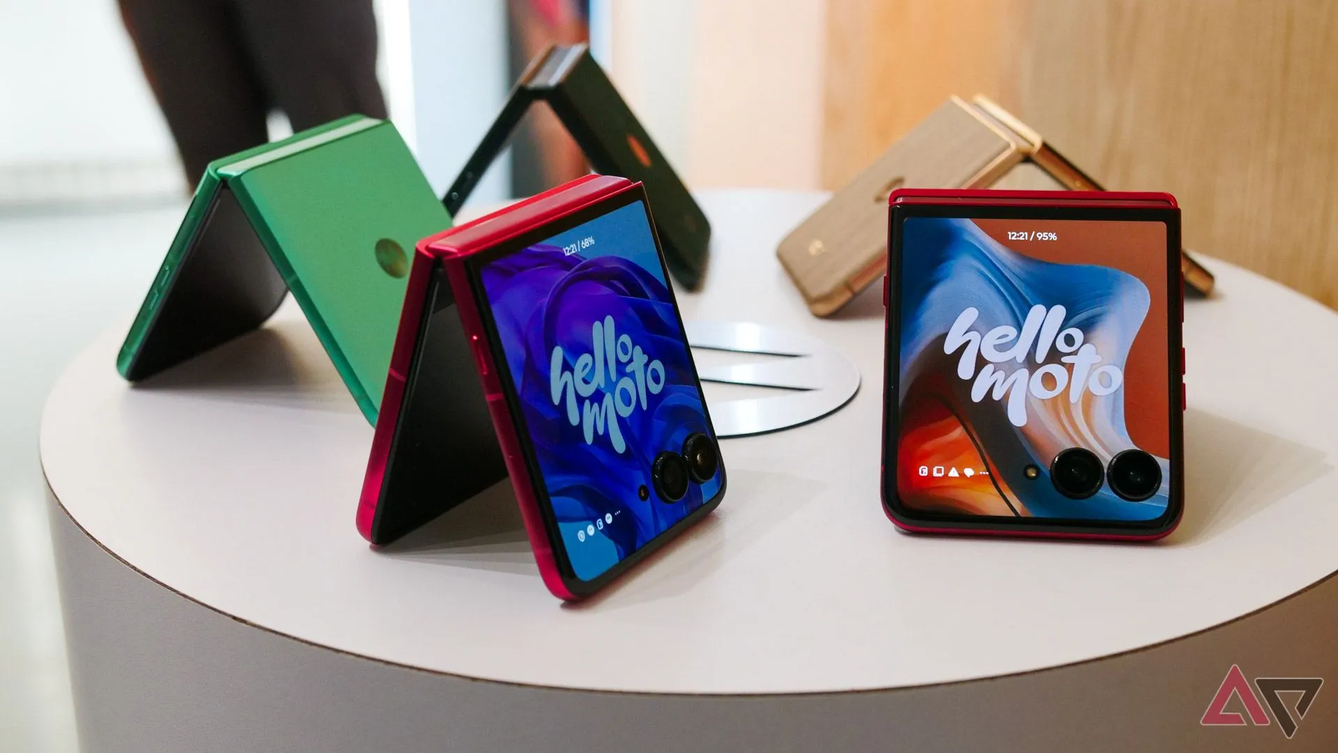 Các phiên bản Motorola Razr 2025 và Razr Ultra thể hiện phong cách thiết kế độc đáo