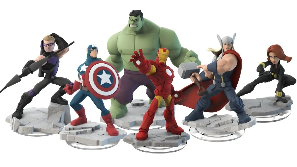 Các tượng nhân vật Marvel từ game Disney Infinity 2.0, minh họa tiềm năng hợp tác và phát triển game Toys-to-Life của bên thứ ba.