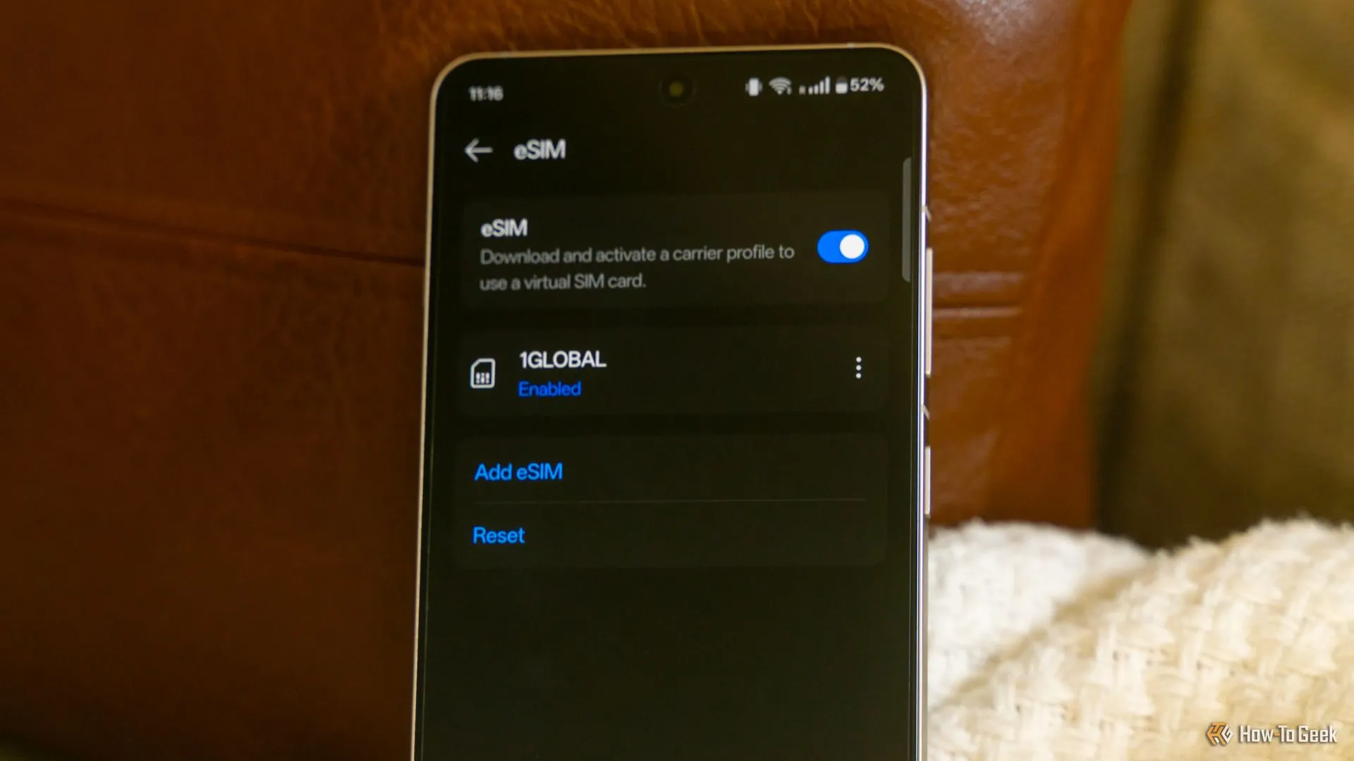 Cài đặt eSIM trên điện thoại Android, hiển thị Saily eSIM đã được bật để sử dụng dịch vụ dữ liệu di động