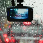 Camera hành trình ô tô được gắn trên kính chắn gió trời mưa.