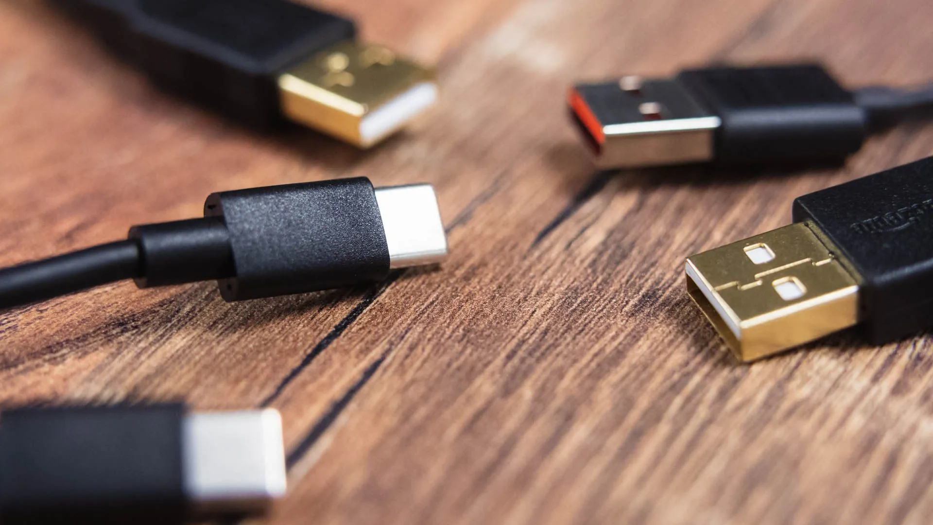 Cận cảnh các đầu nối cáp USB-A và USB-C, cho thấy sự khác biệt về hình dạng khiến việc phân biệt dây sạc trở nên khó khăn