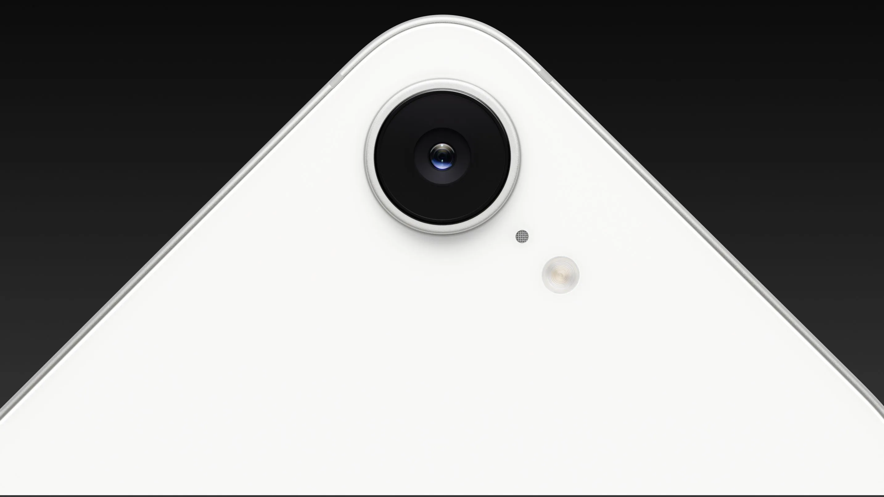 Cận cảnh camera sau của Apple iPhone 16e, cho thấy thiết kế và ống kính đơn.