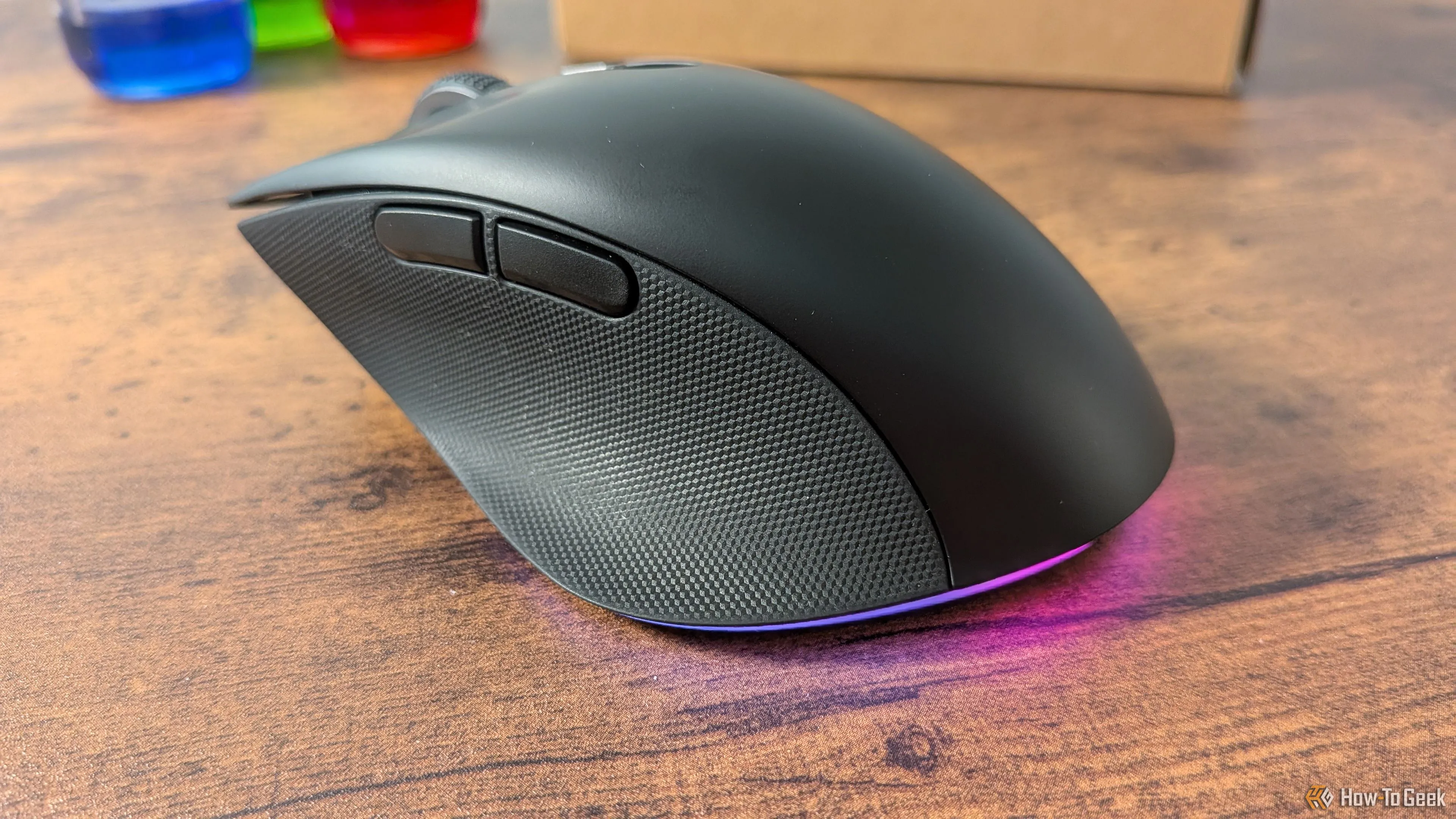 Cận cảnh chuột Razer Pro Click V2 với dải đèn LED sáng nhẹ ở cạnh dưới, tôn lên vẻ ngoài tối giản và chuyên nghiệp