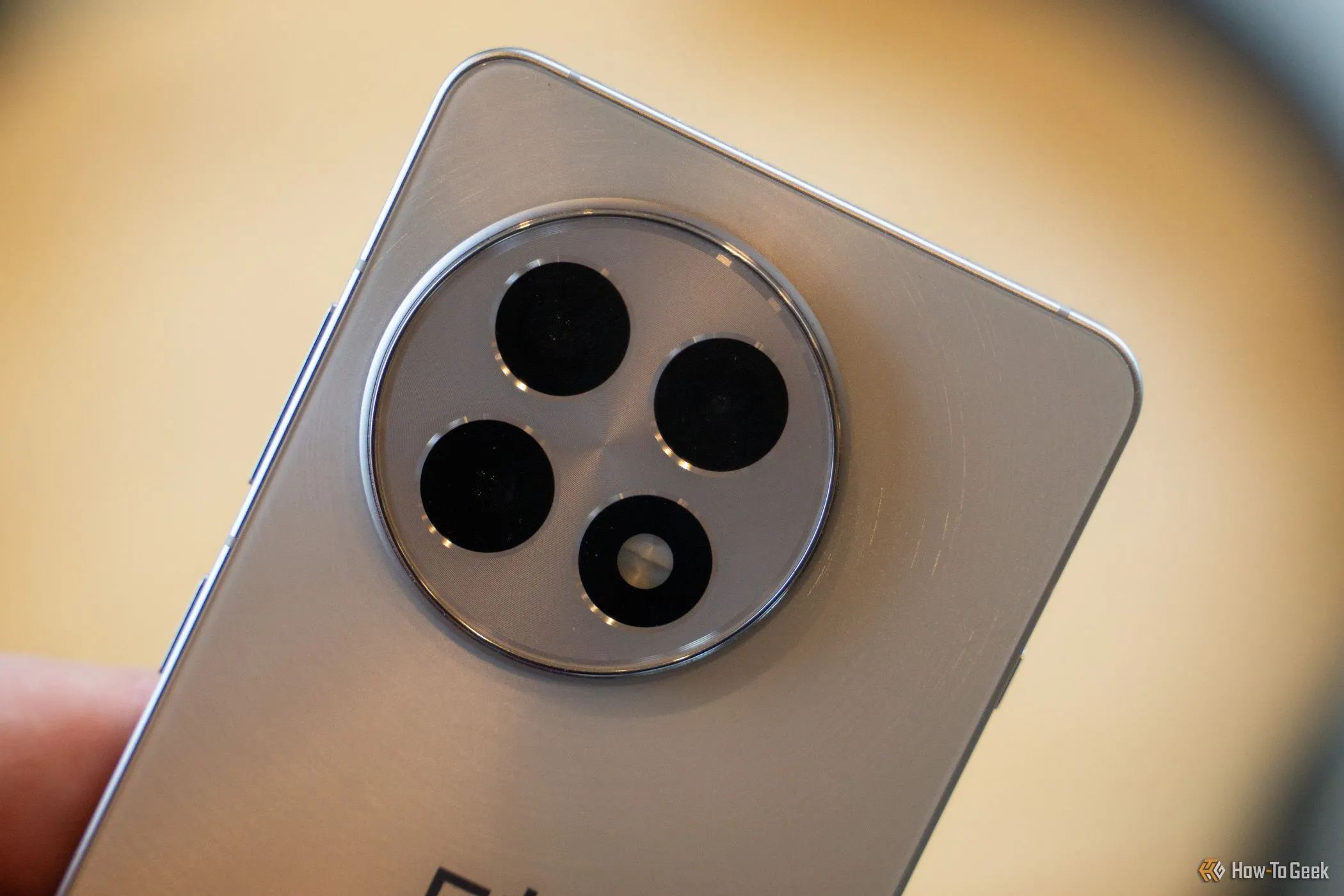 Cận cảnh cụm camera ba ống kính trên OnePlus 13R, cho thấy thiết kế và các cảm biến camera.