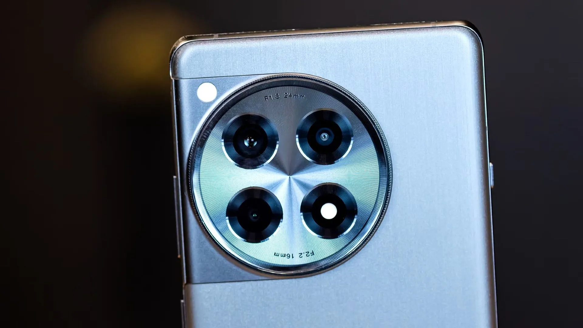 Cận cảnh cụm camera của điện thoại OnePlus 12R