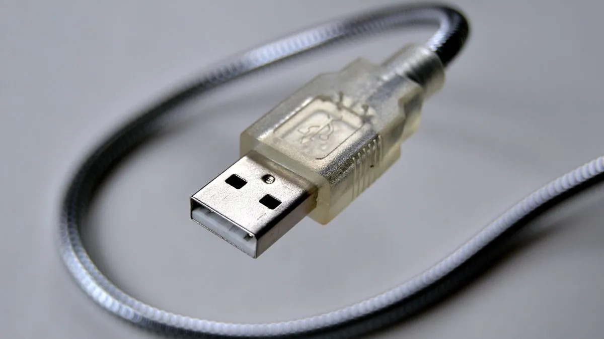 Cận cảnh đầu nối cáp USB-A với vỏ bán trong suốt