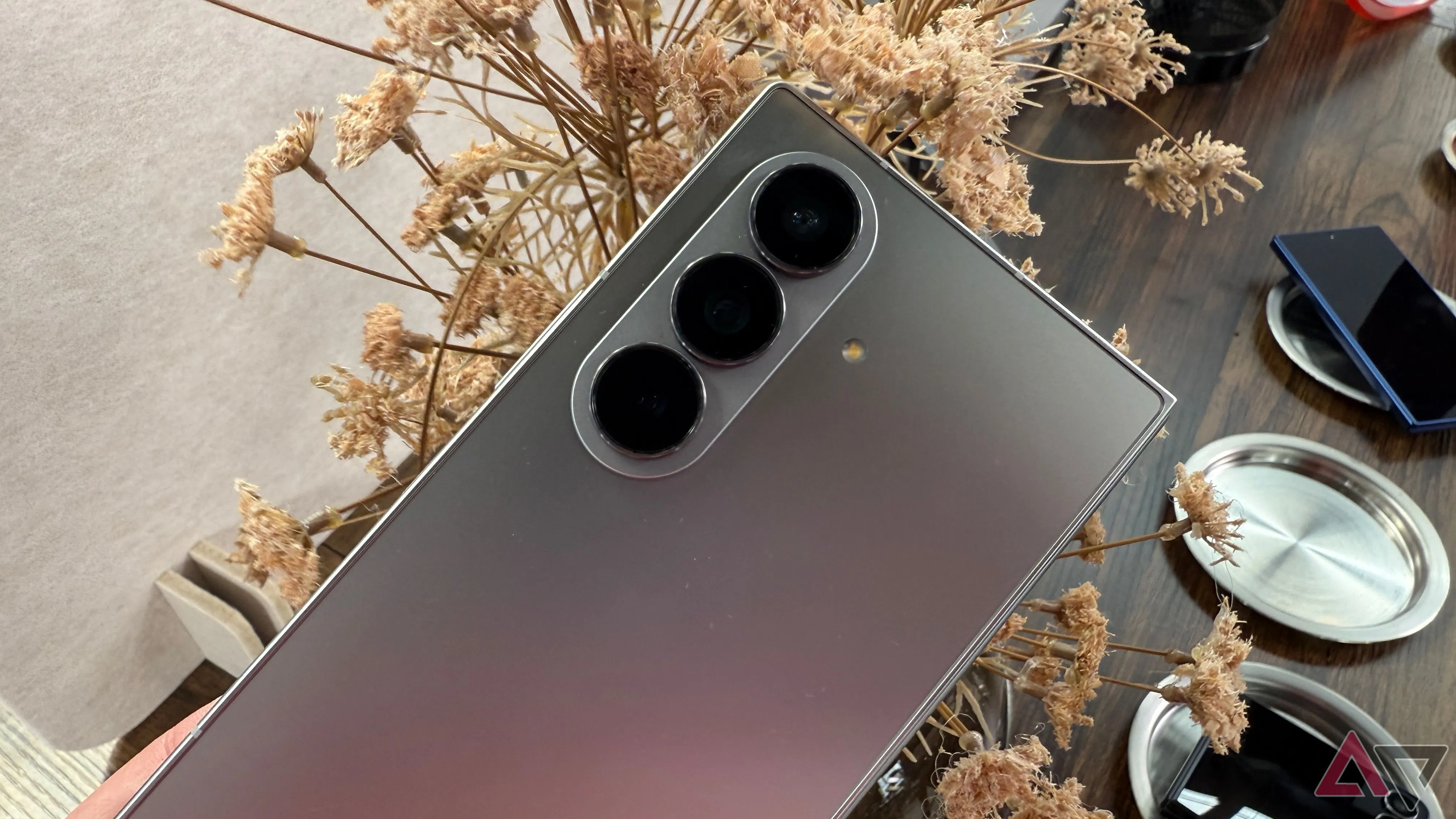 Cận cảnh mặt lưng và cụm camera của Samsung Galaxy Z Fold 7, thể hiện sự cải tiến trong thiết kế và hiệu năng.