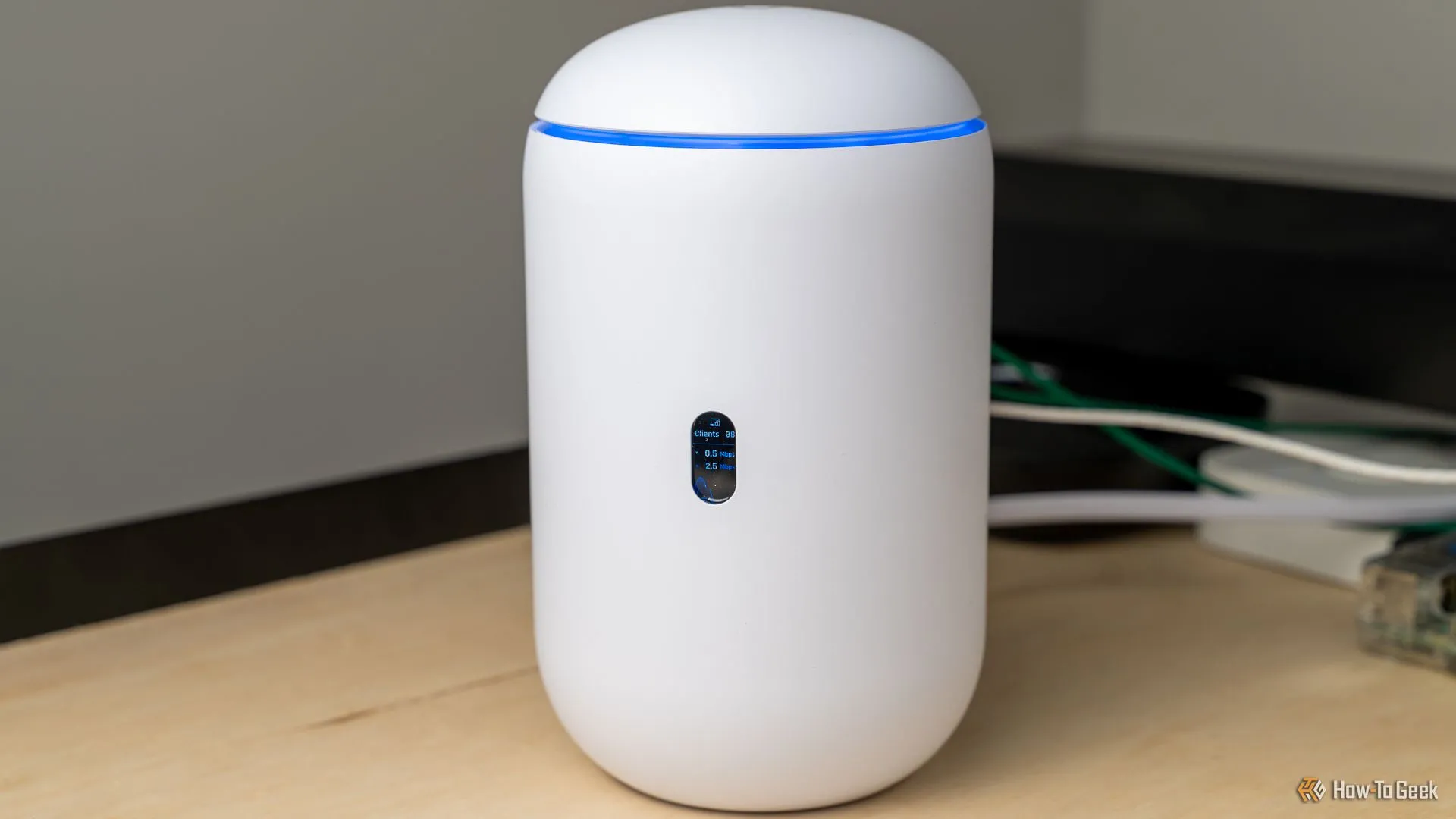 Cận cảnh mặt trước Unifi Dream Router 7 hiển thị màn hình LCD thông tin