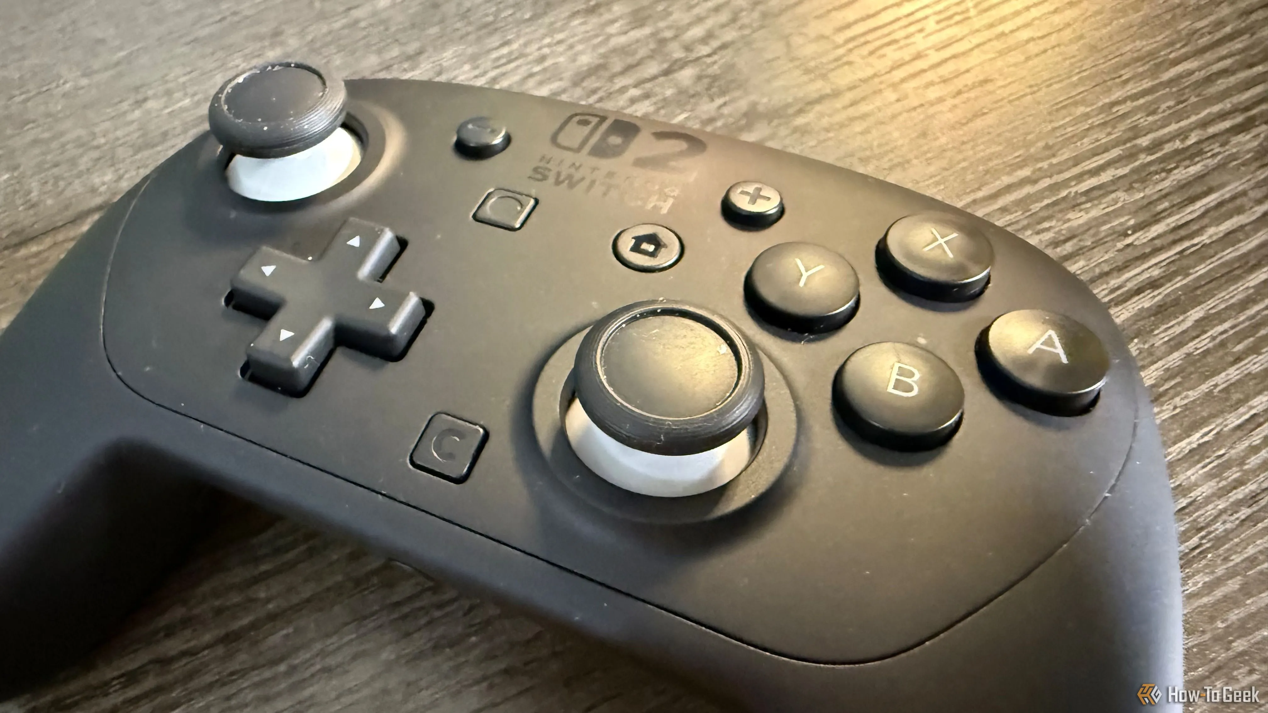 Cận cảnh nút bấm, cần analog và D-pad của Nintendo Switch 2 Pro Controller