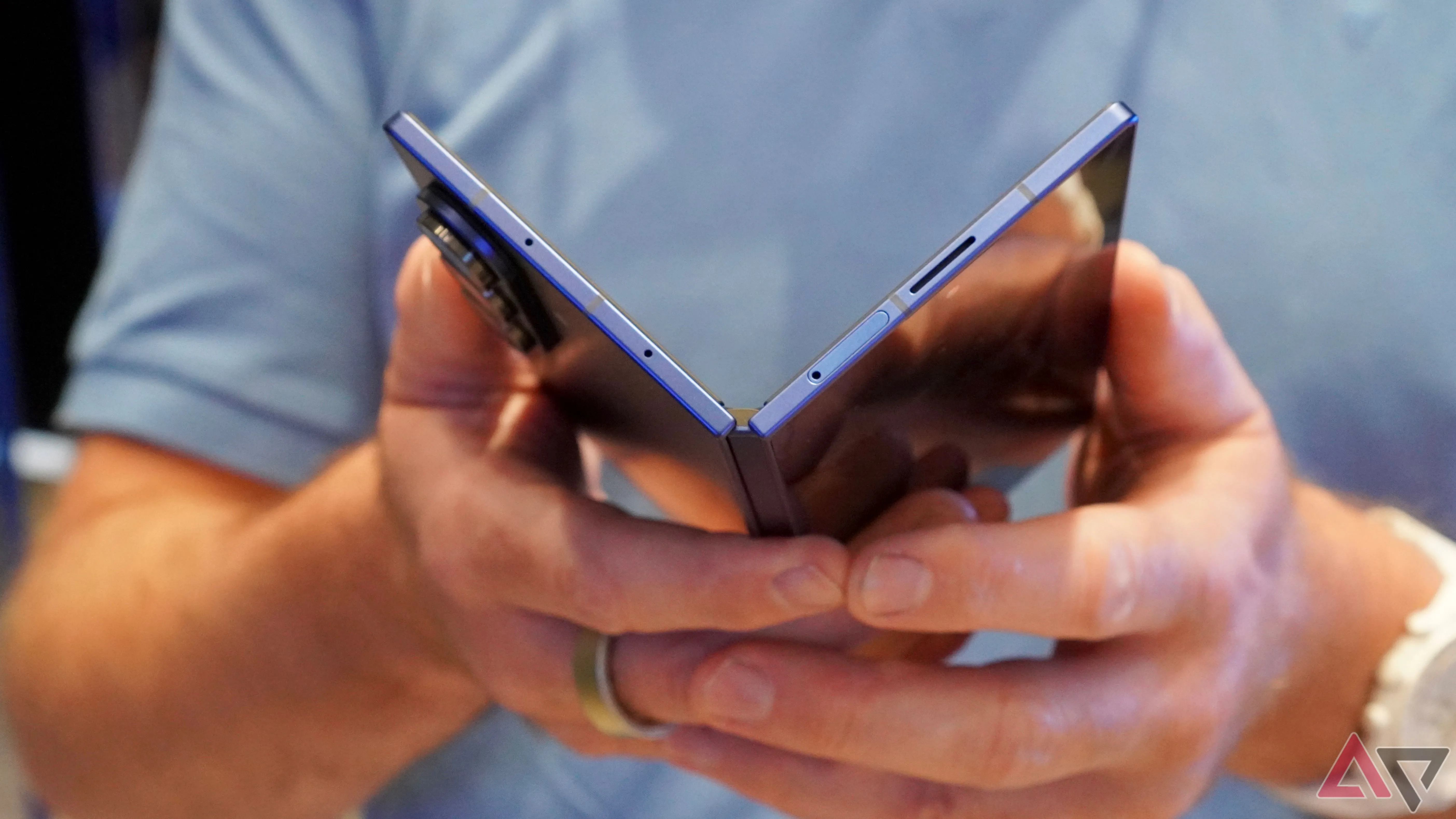 Cận cảnh Samsung Galaxy Z Fold 7 đang được mở ra, thể hiện độ mỏng ấn tượng khi chuyển đổi trạng thái.