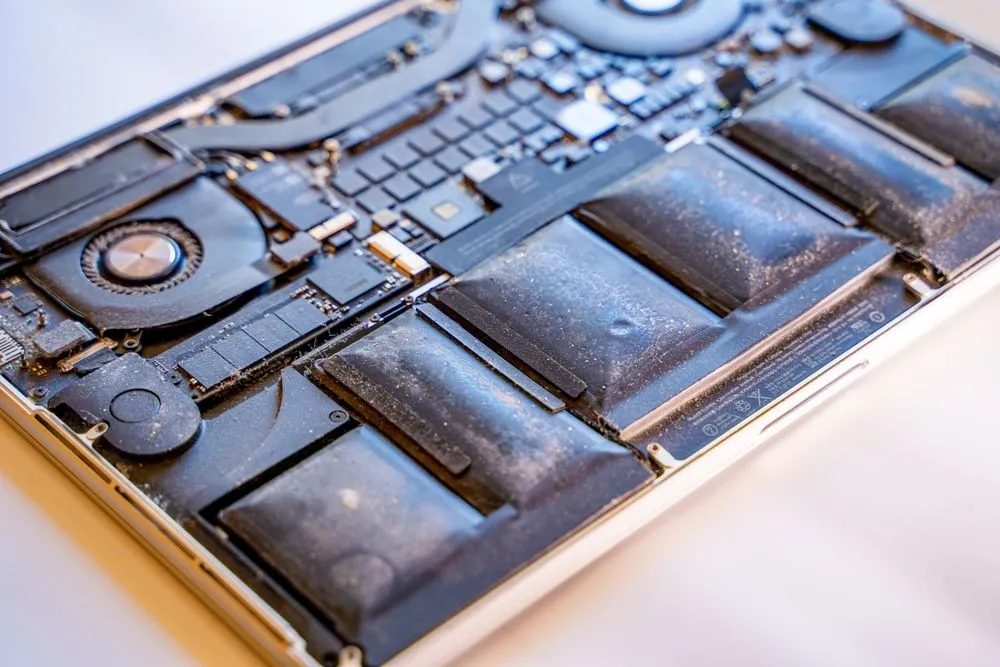 Cận cảnh viên pin MacBook Pro Retina bị lỗi, minh họa linh kiện hàn dán