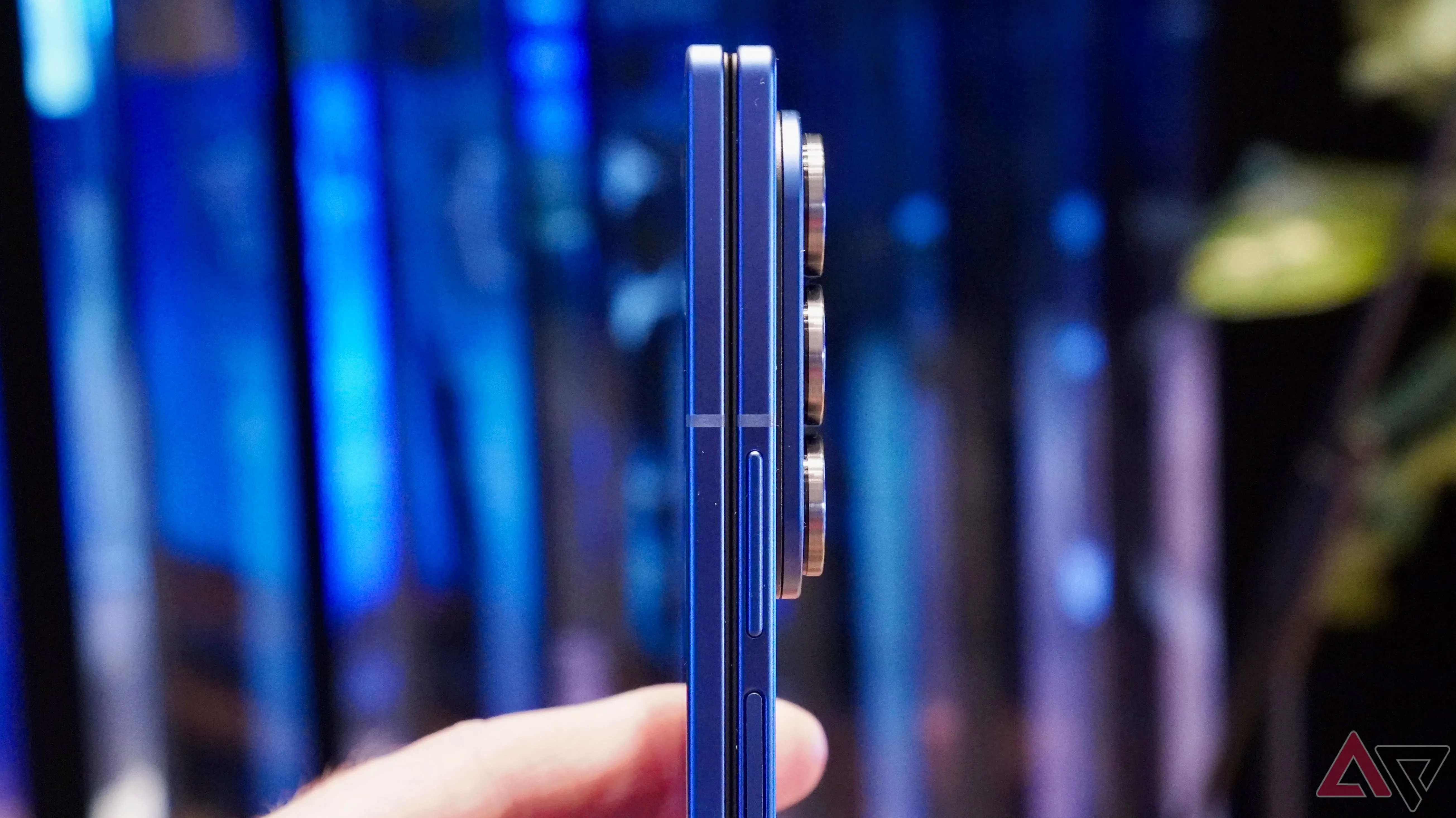 Cạnh bên của Samsung Galaxy Z Fold 7 với cụm camera và phím nguồn, minh họa thiết kế nhẹ và cân đối.