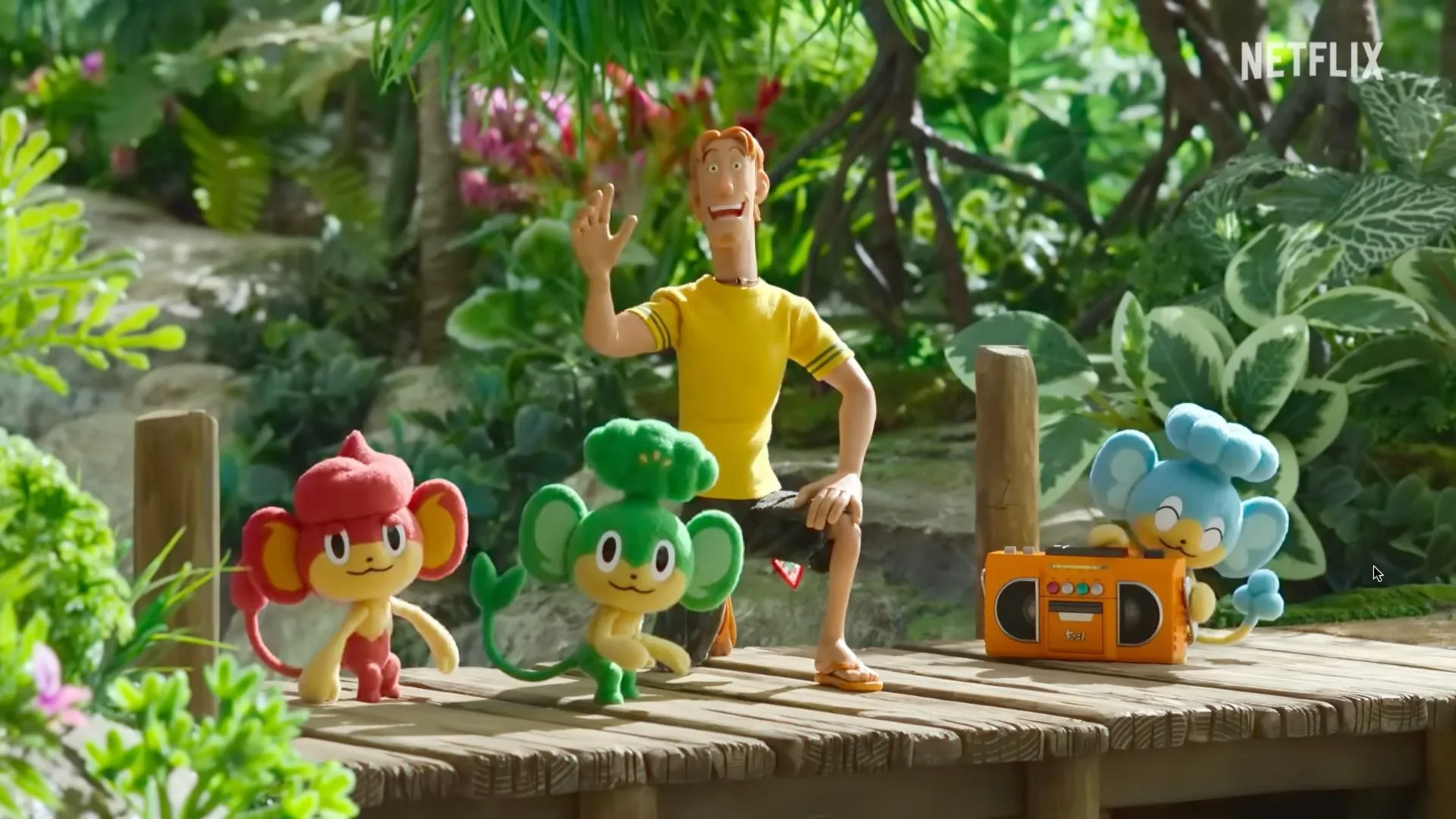 Cảnh trong phim hoạt hình Pokémon Concierge, ba chú Pokémon khỉ và một người đàn ông