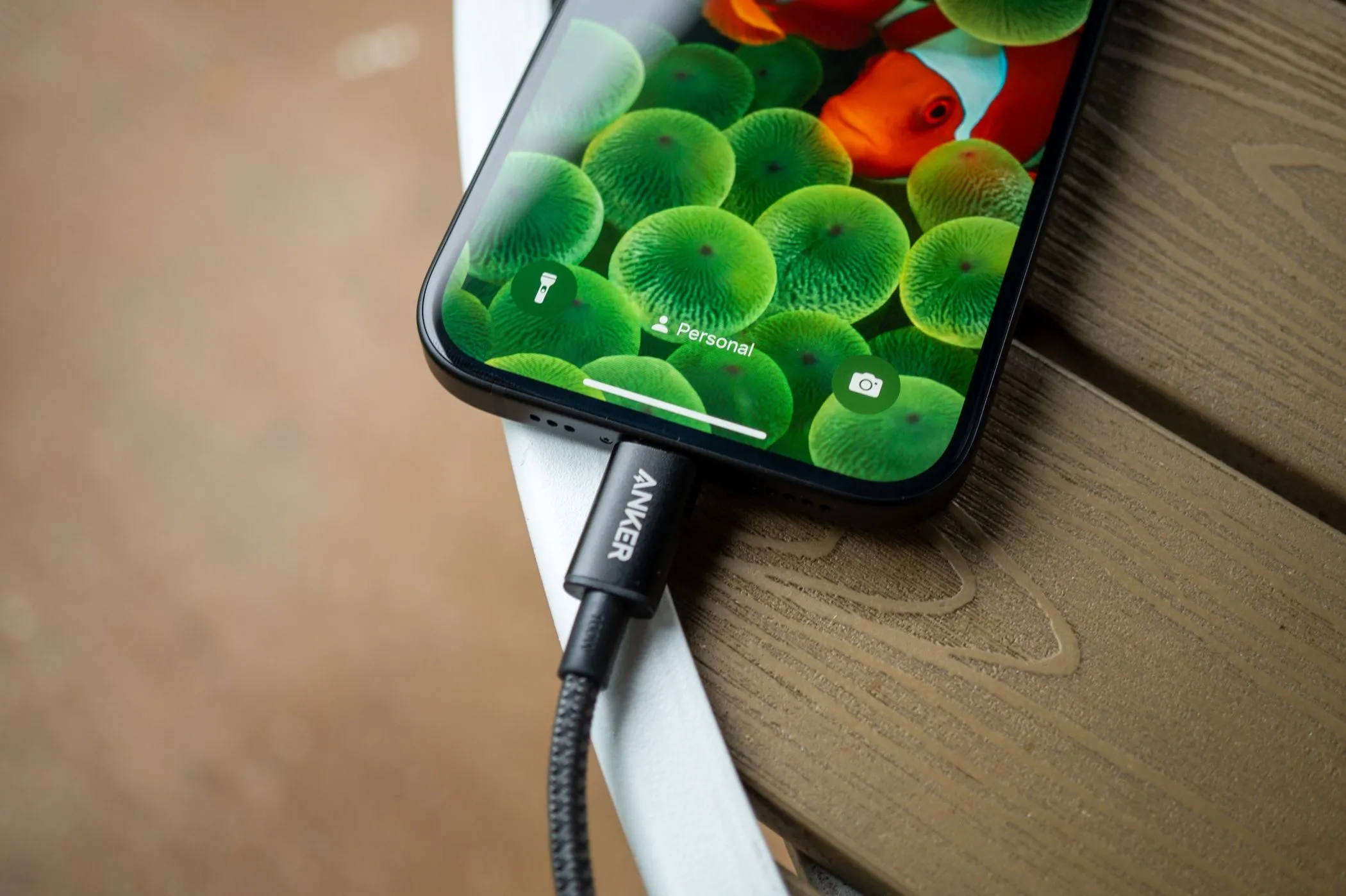 Cáp sạc USB-C đang kết nối với iPhone 15, minh họa cho công nghệ sạc nhanh trên điện thoại thông minh.