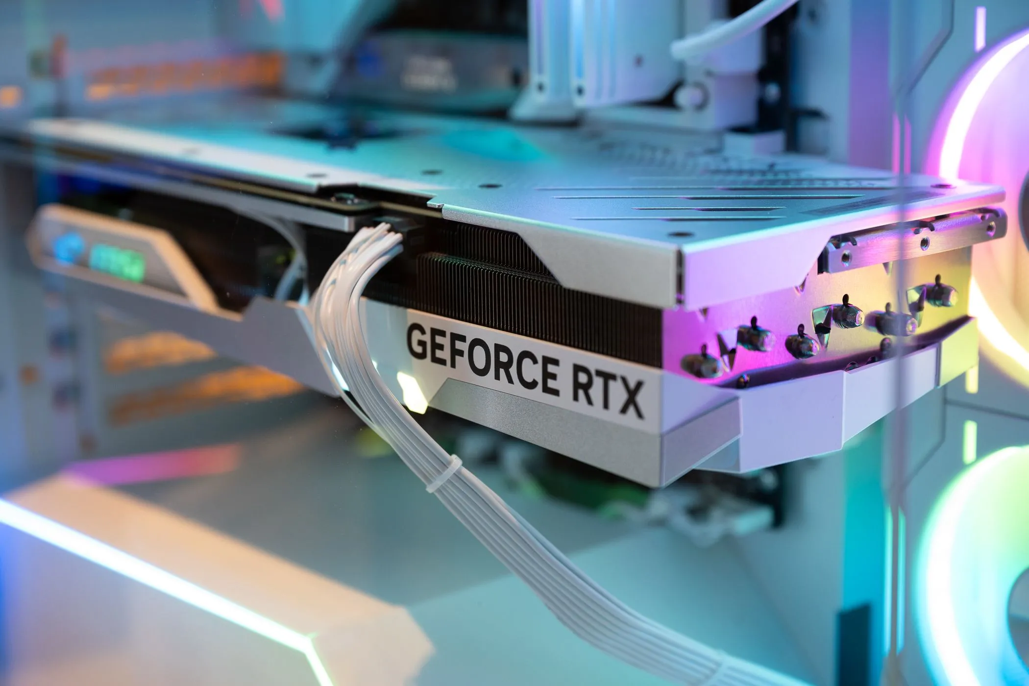 Card đồ họa NVIDIA GeForce RTX được lắp đặt bên trong một case PC gaming, làm nổi bật vấn đề tương thích GPU NVIDIA với SteamOS.