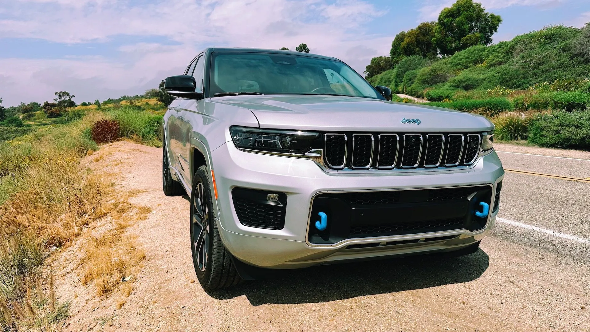 Chiếc xe Jeep Grand Cherokee đời mới màu xanh lá cây đỗ trong khu vực đồi núi