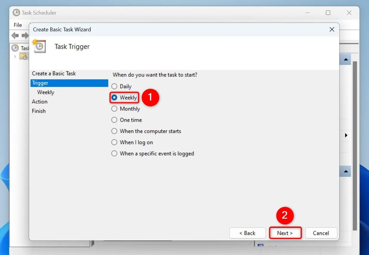 Chọn tần suất 'Hàng tuần' cho tác vụ tự động restart máy tính
