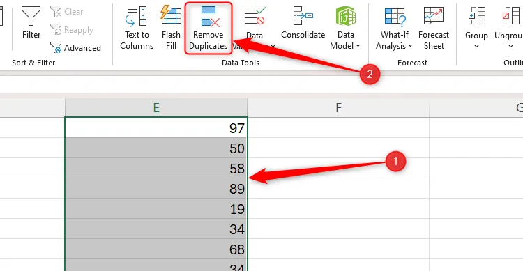 Chọn vùng dữ liệu chứa số ngẫu nhiên trong Excel và nhấn nút 'Remove Duplicates' trên thẻ Data.
