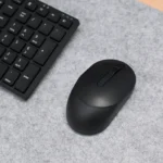 Chuột Dell Silent Mouse và bàn phím Dell Silent Keyboard KM555 đặt cạnh nhau, minh họa phụ kiện văn phòng di động