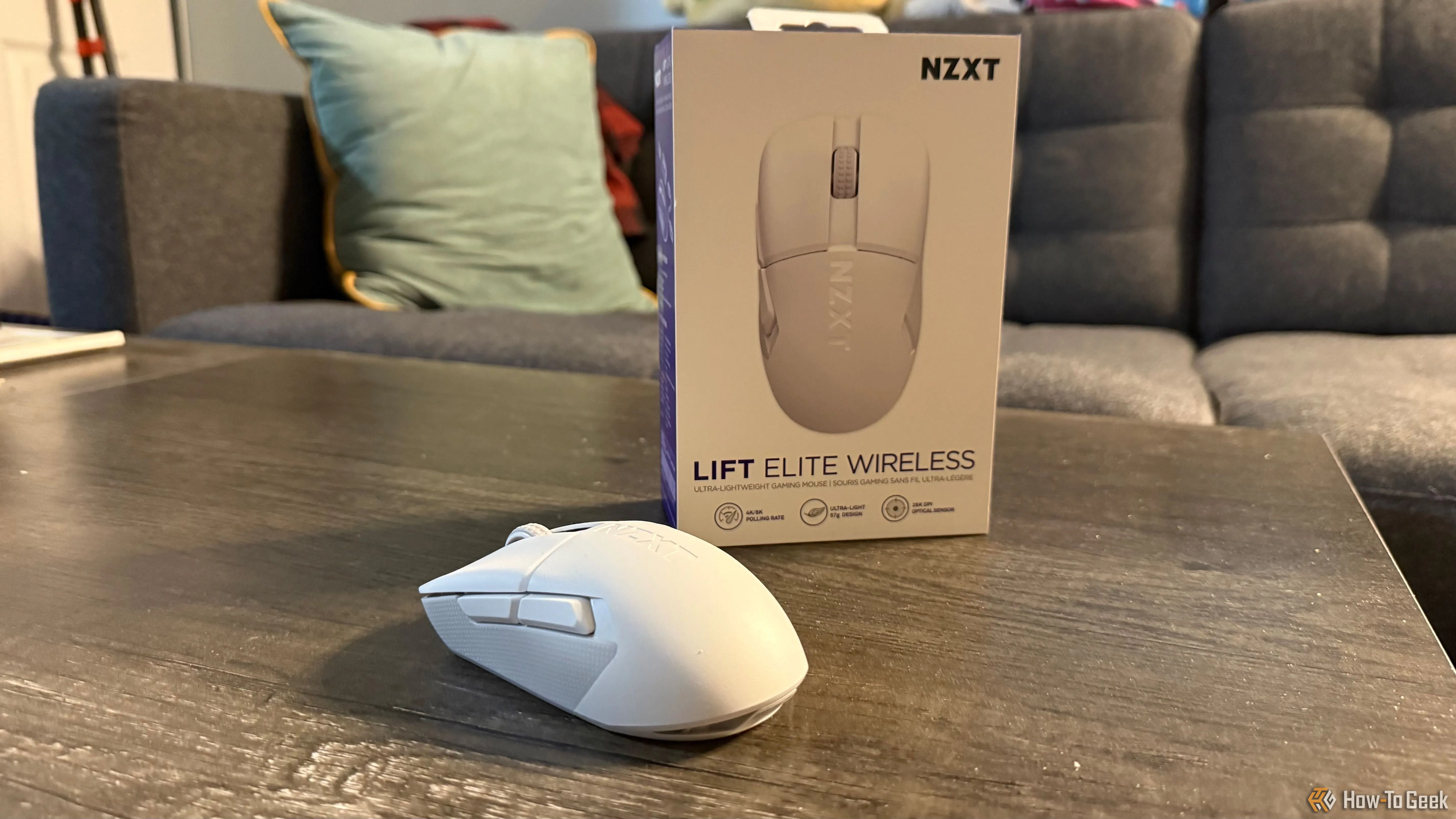 Chuột gaming không dây NZXT Lift Elite Wireless màu trắng mờ và hộp sản phẩm.